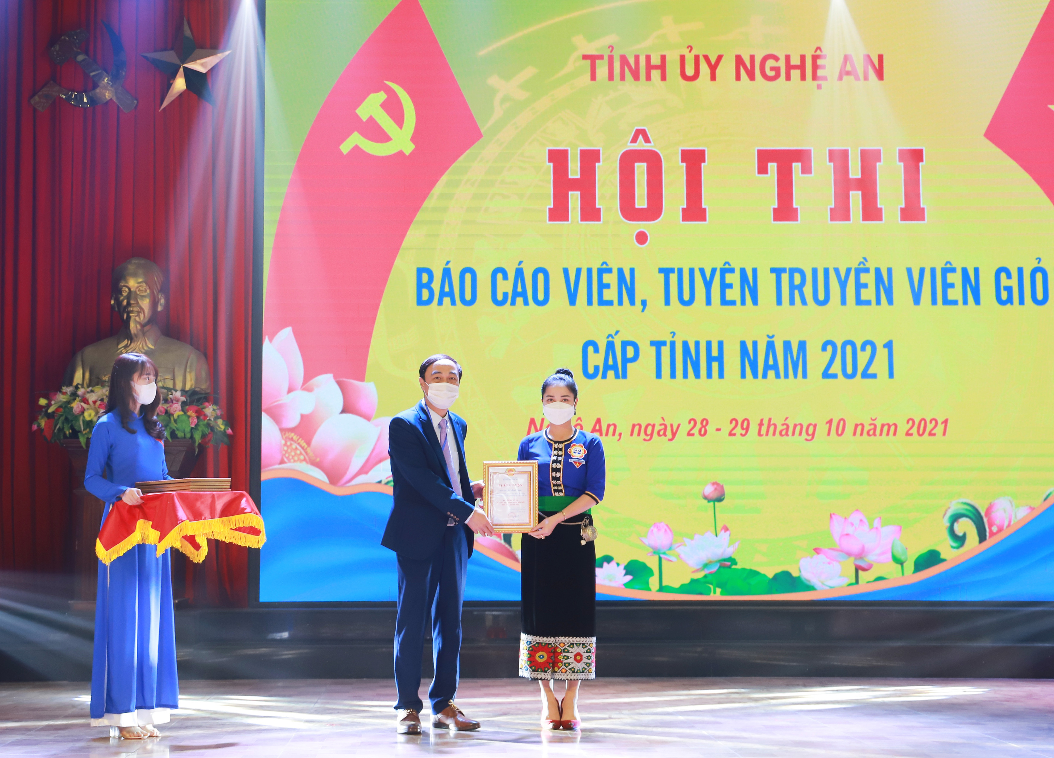 Phó Trưởng Ban Tuyên giáo Tỉnh ủy  Trần Quốc Khánh trao giấy chứng nhận cho các thí sinh tham gia hội thi. Ảnh: Thanh Lê