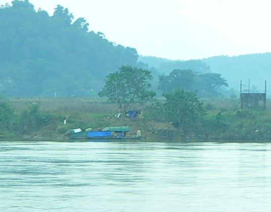 Một số hộ dân không lên bờ dựng nhà thì cũng đang sống trong thuyền neo đậu dọc sông Lam. Ảnh: Tiến Đông 