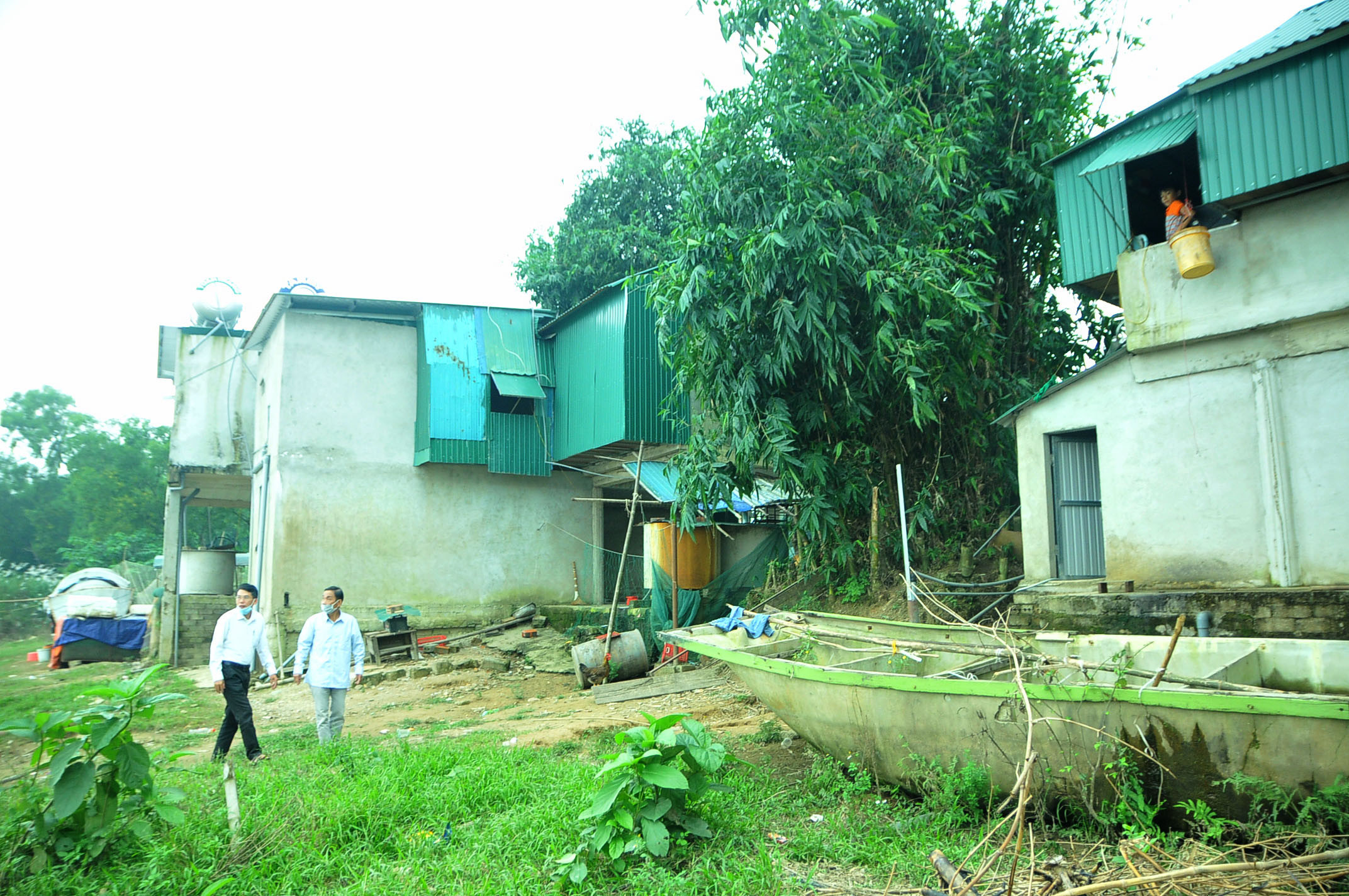 Nhữn ngôi nhà sàn bằng bê tông tránh lũ đã được người dân dựng lên ngay bên bờ sông Lam tại xã Võ Liệt. Ảnh: Tiến Đông 