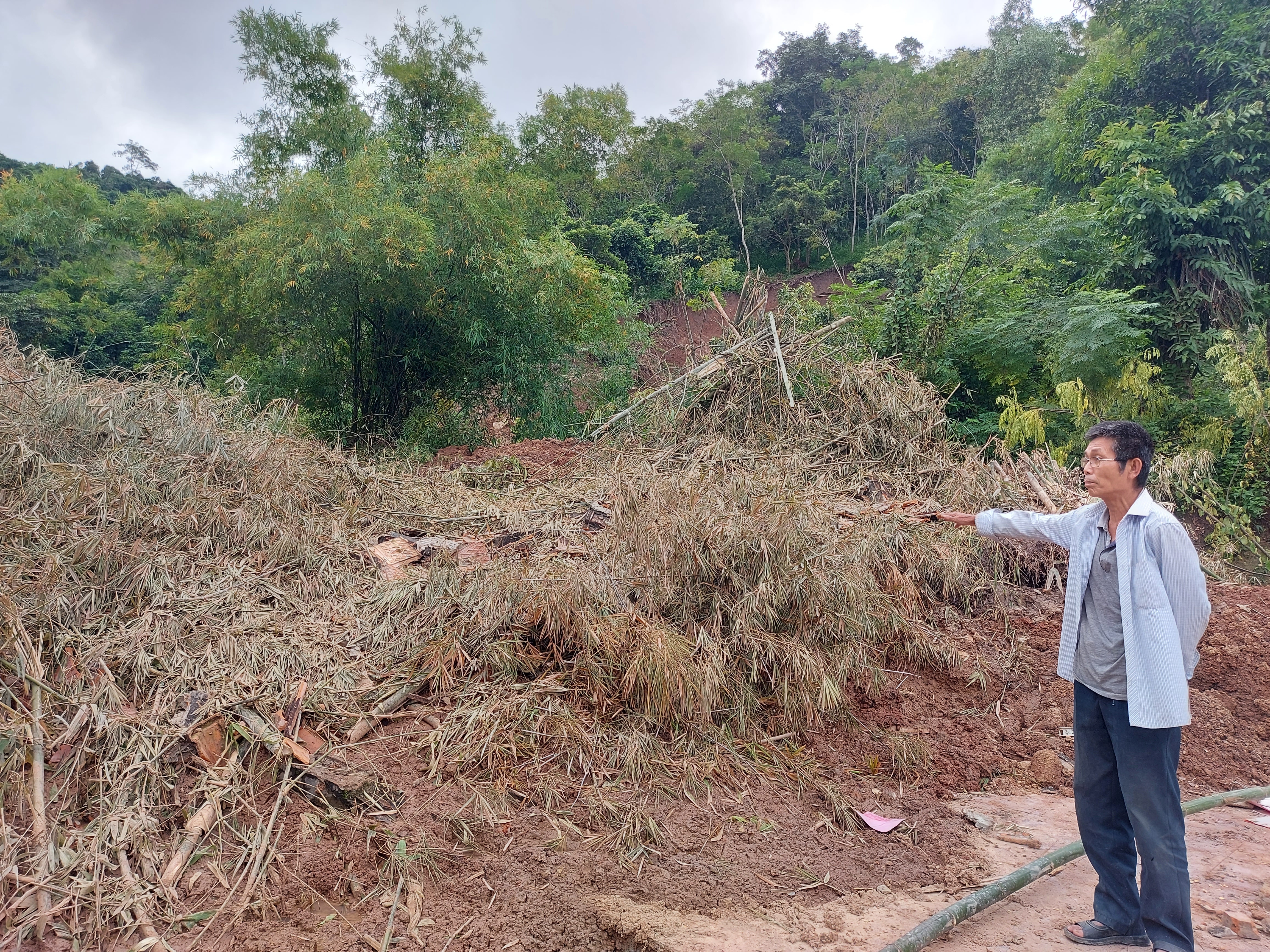 Ông Lô Hoài Thông (72 tuổi), đứng trên khu vực mà trước đó là căn nhà gỗ 3 gian của mình. Theo ông Thông, dù sinh ra ở vùng đất này, nhưng ông chưa từng chứng kiến cảnh tượng lở núi như thế này bao giờ.