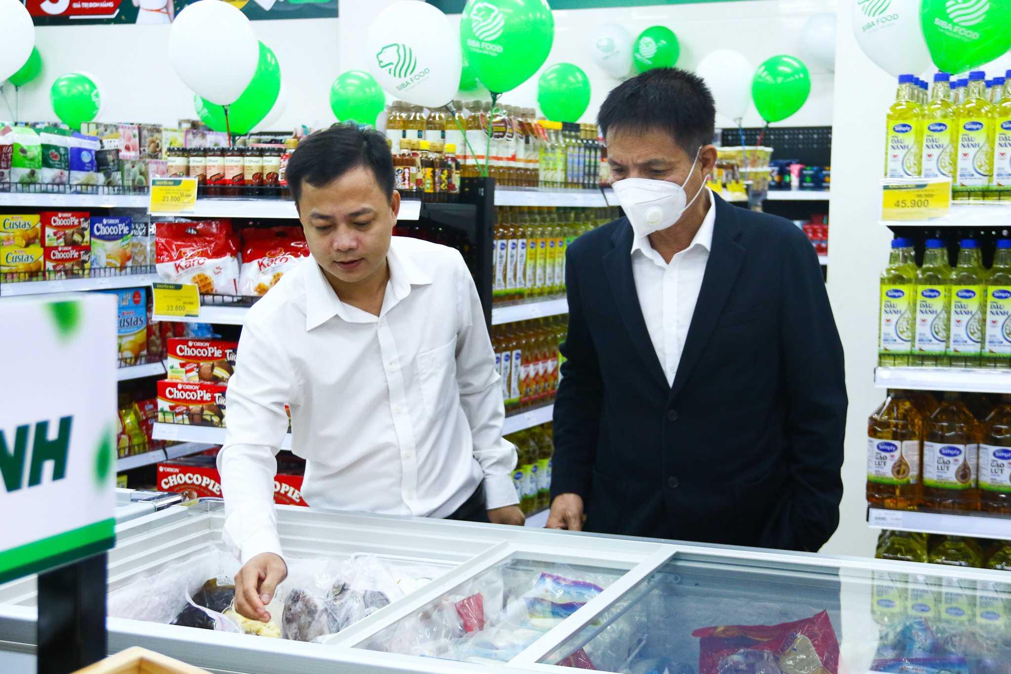 Bếp trưởng SLNA và lãnh đạo SLNA tham quan mua sắm tại cửa hàng ngày khai trương. Ảnh: PV
