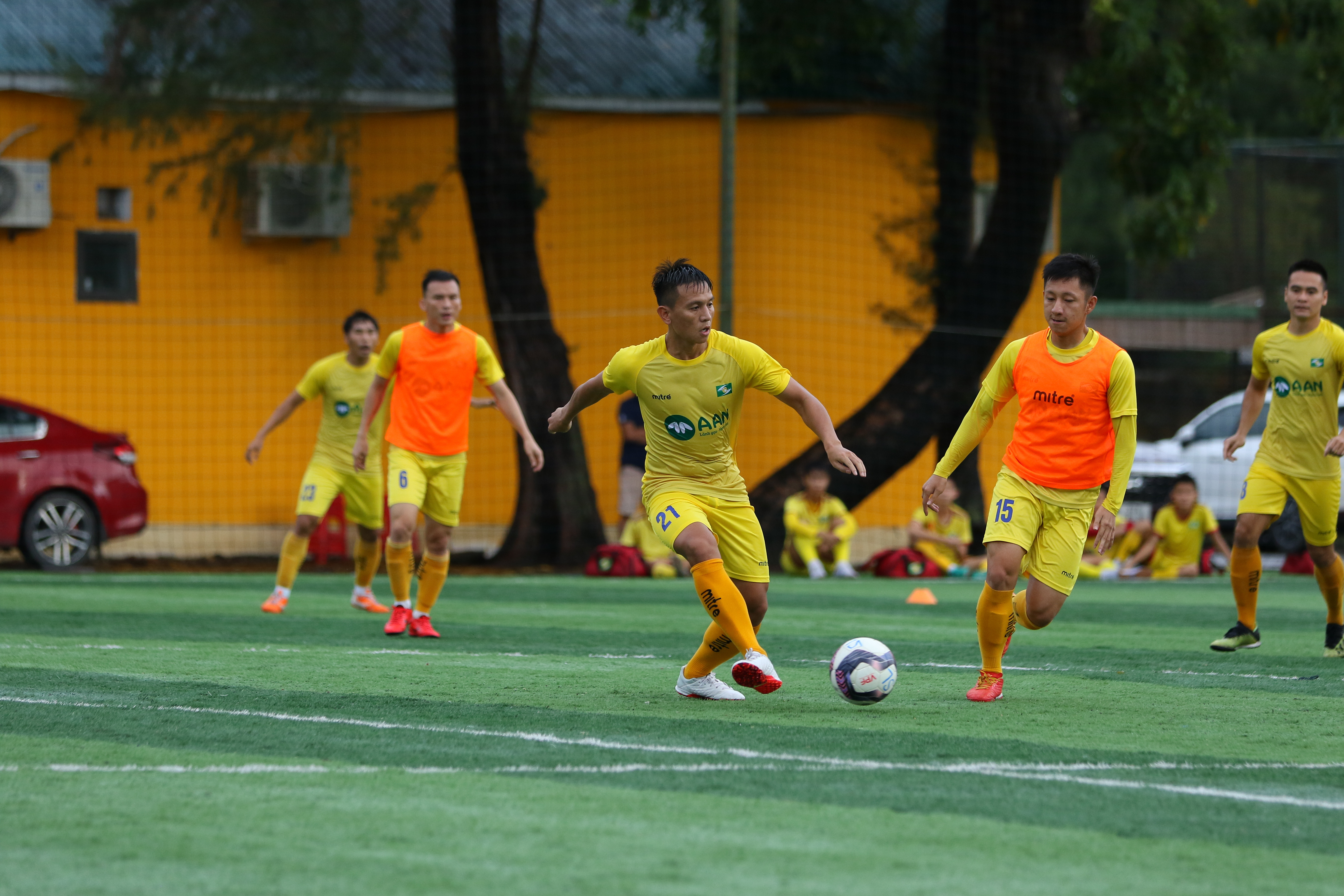 Với kinh nghiệm nhiều năm chơi bóng ở V.League, Đình Hoàng sẽ là cầu thủ quan trọng giúp HLV Huy Hoàng làm mới lối chơi của SLNA trong mùa giải mới. Ảnh: Đức Anh