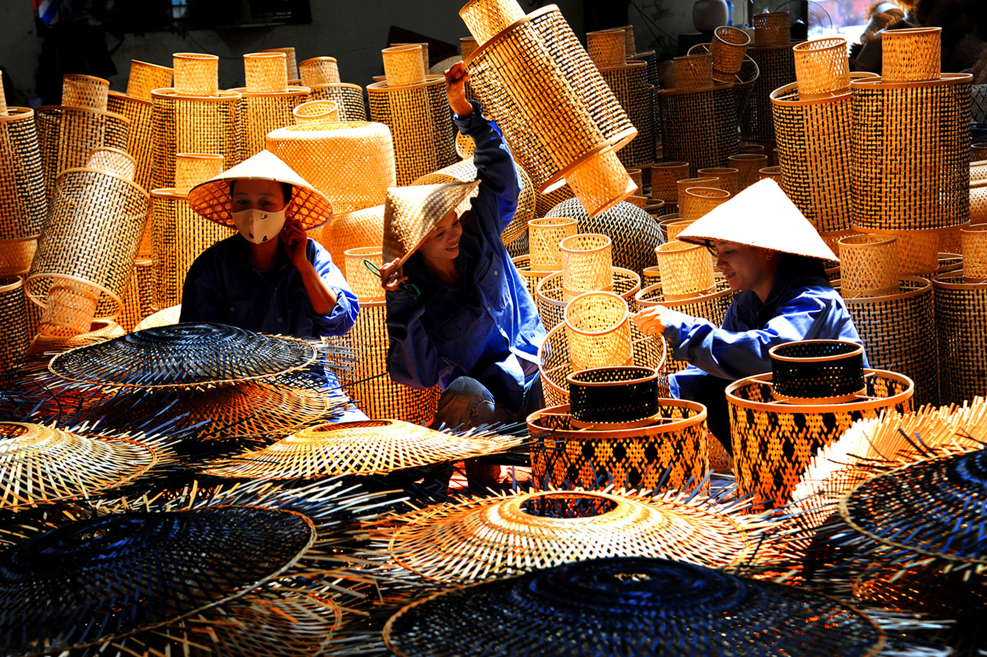Các chị công nhân Khu công nghiệp Xã Nghi Phú (TP. Vinh) đang hoàn thiện sản phẩm mây tre đan xuất khẩu.