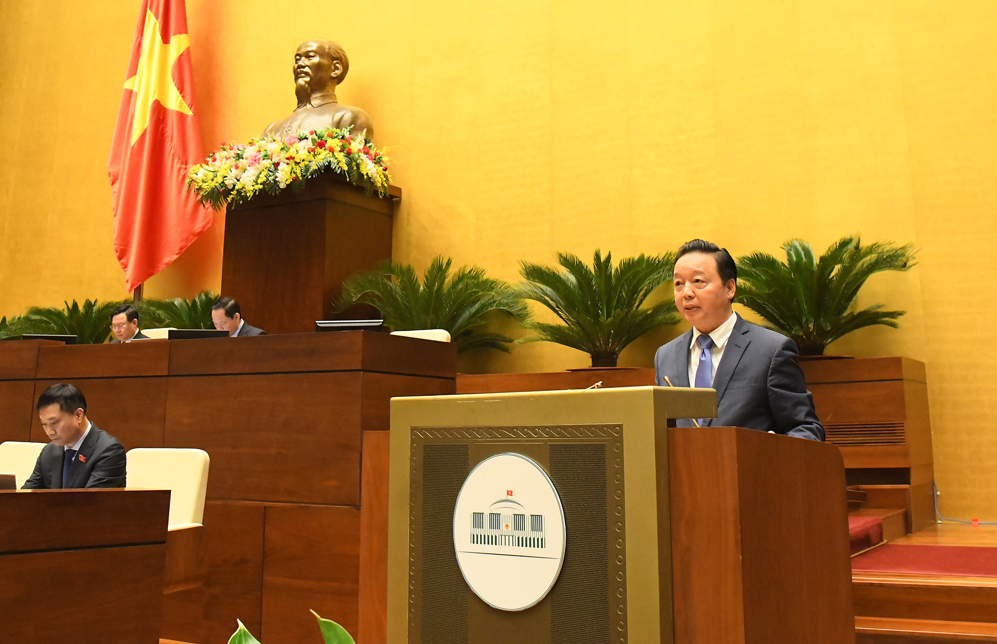 Bộ trưởng Bộ Tài Nguyên và Môi trường Trần Hồng Hà trình bày Tờ trình về dự kiến quy hoạch sử dụng đất quốc gia thời kỳ 2021 - 2030, tầm nhìn đến năm 2050 và kế hoạch sử dụng đất 5 năm (2021 - 2025). Ảnh: Quochoi.vn