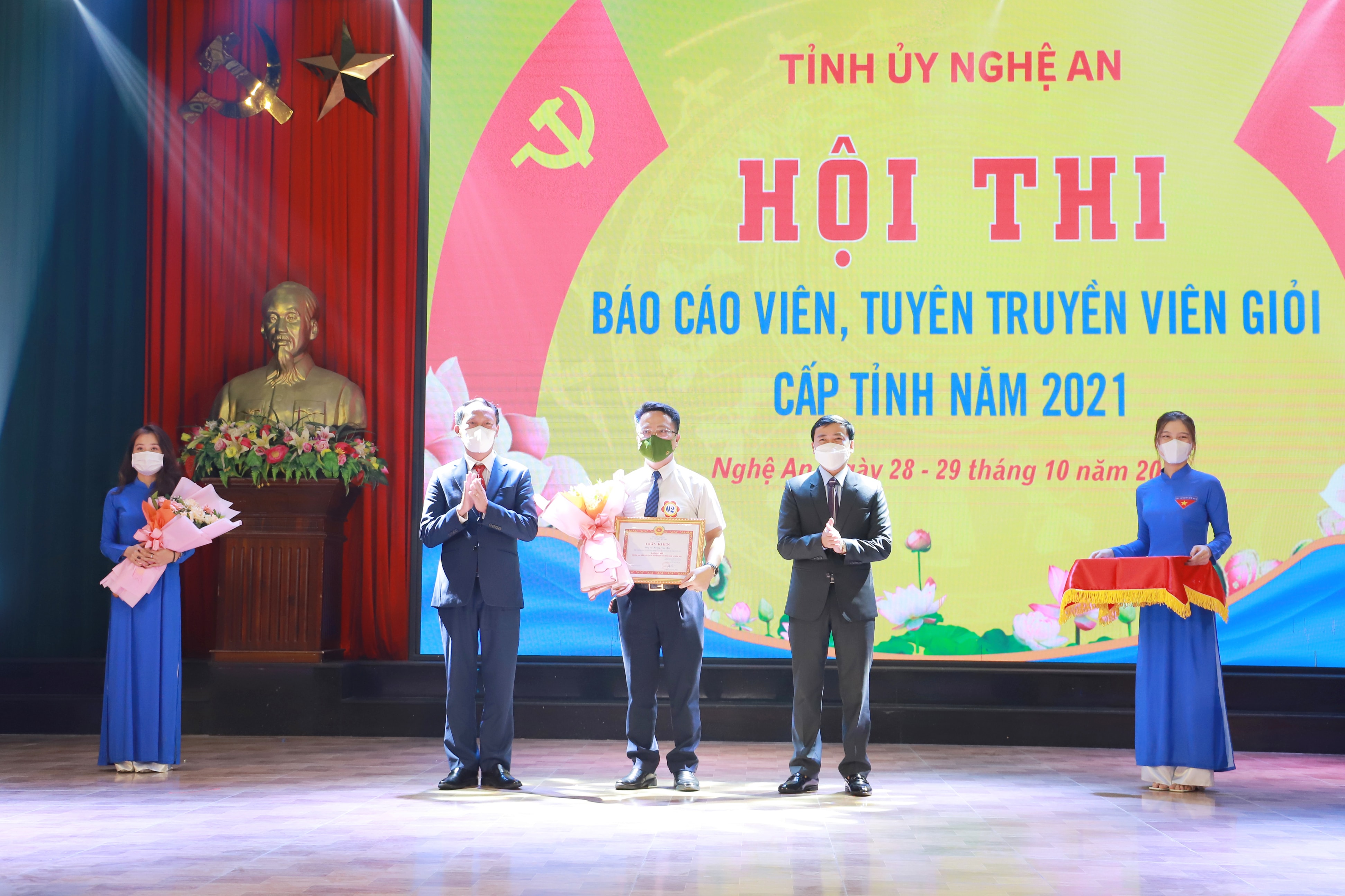 Trao giải Nhì cho thí sinh