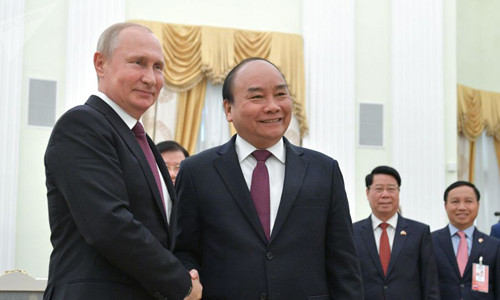 Tổng thống Nga Putin bắt tay Chủ tịch nước Nguyễn Xuân Phúc tại điện Kremlin tháng 5:2019. Ảnh Sputnik