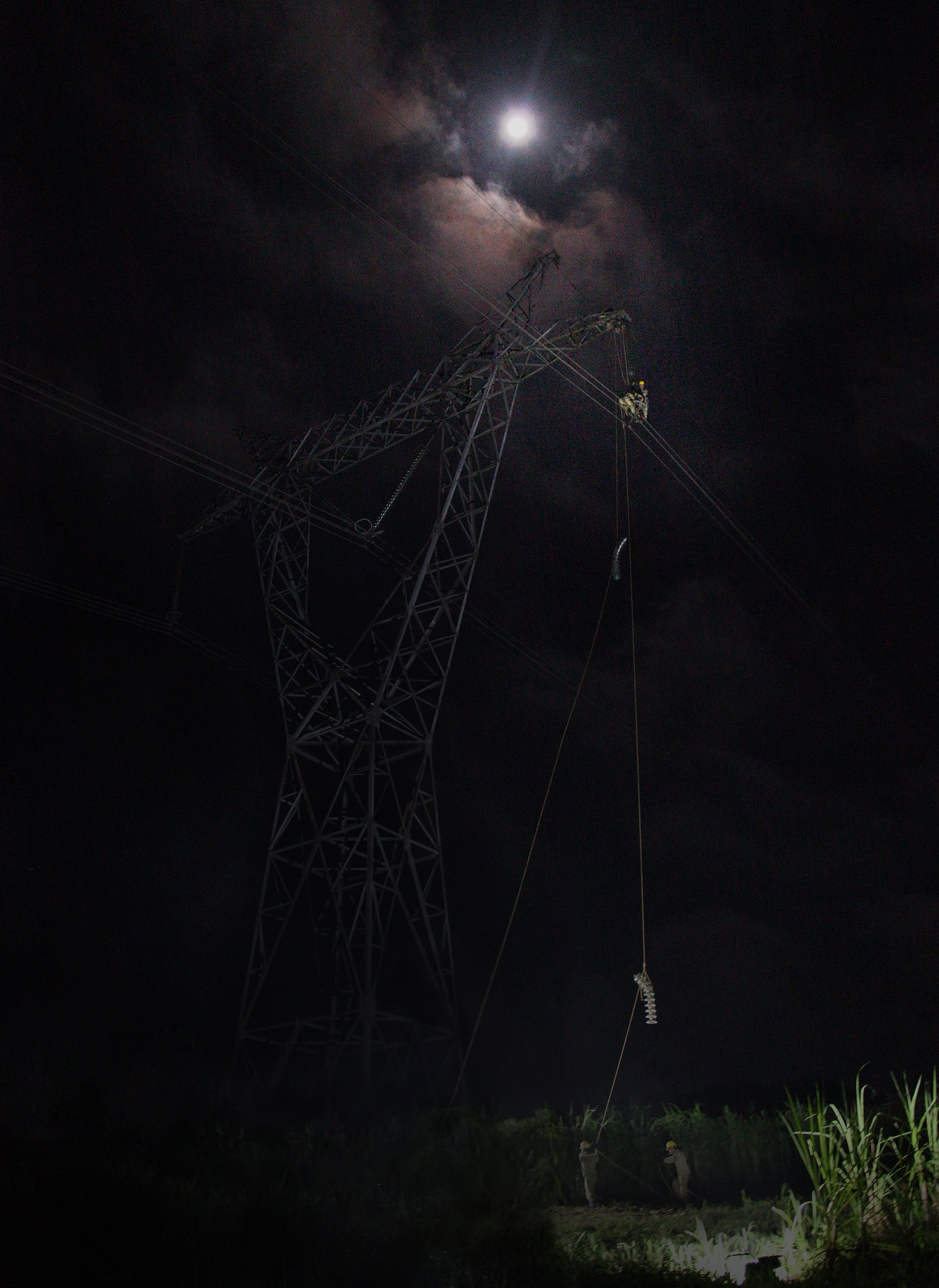 Những công nhân truyền tải điện đang thay chuỗi sứ tại vị trí cột 111 đường dây 500 kV bắc nam đi qua huyện Nghĩa Đàn.