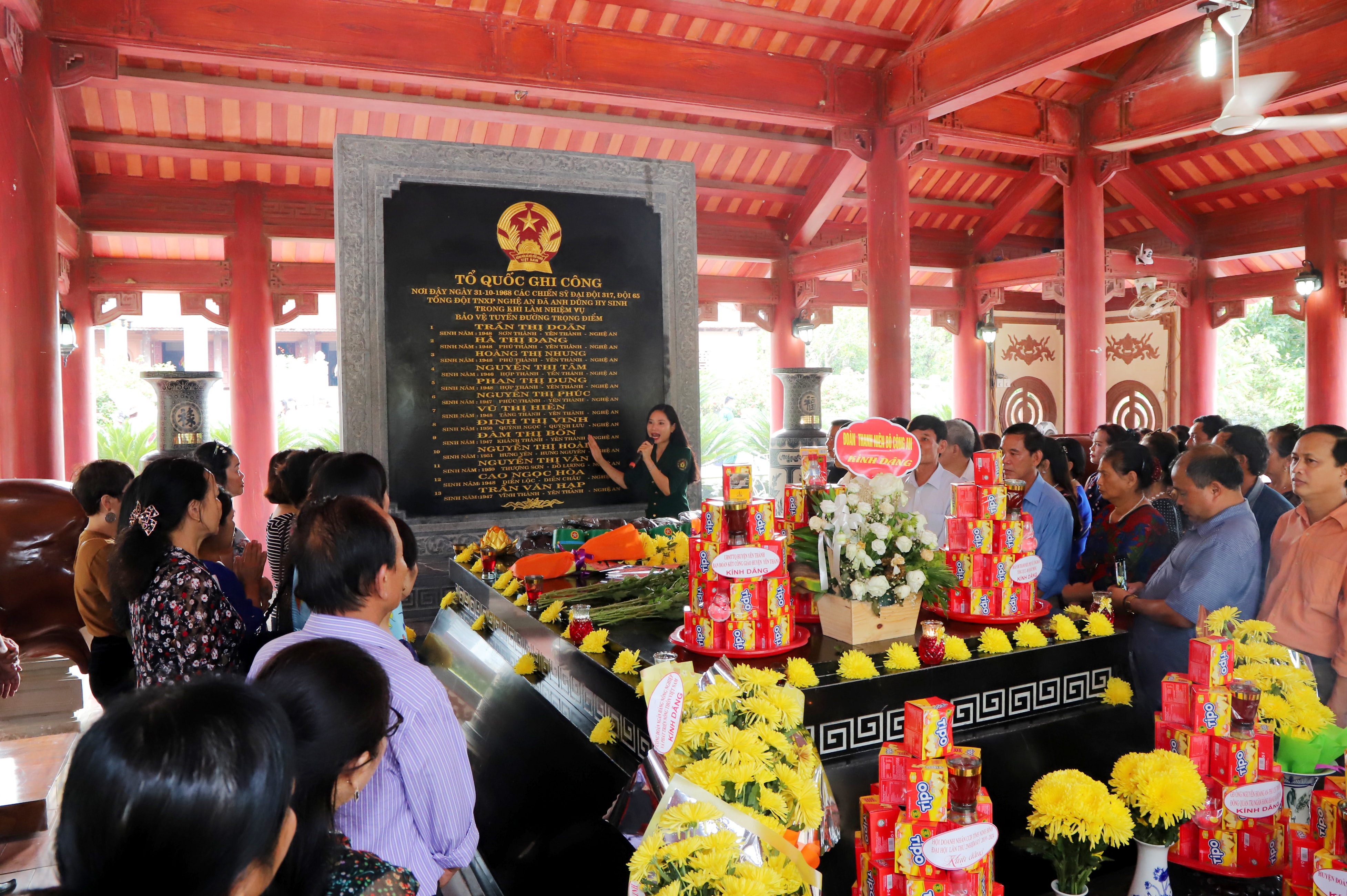 Các đoàn tham quan nghe thuyết minh về sự hy sinh anh dũng của 13 chiến sỹ TNXP ở Truông Bồn. Ảnh: Thành Duy