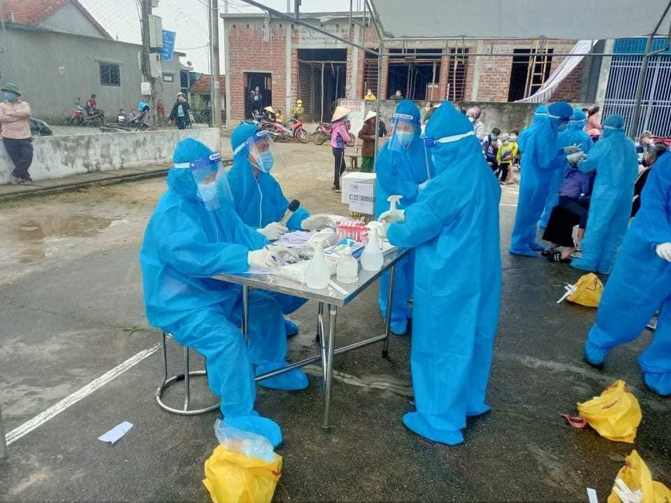 Lấy mẫu xét nghiệm người dân trong khu vực phong tỏa tại huyện Quỳnh Lưu. Ảnh: P.V