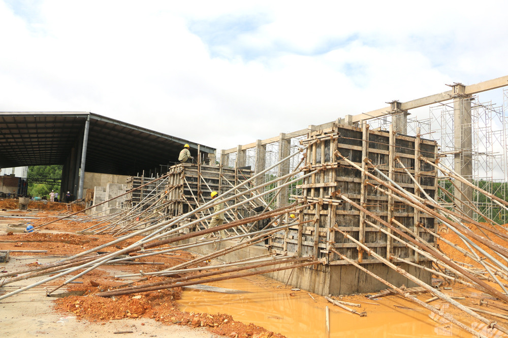 Đầu tư xây dựng hạ tầng nhà xưởng 1 Khu CN tại Nghi Văn, Nghi Lộc. Ảnh: Nguyễn Hải