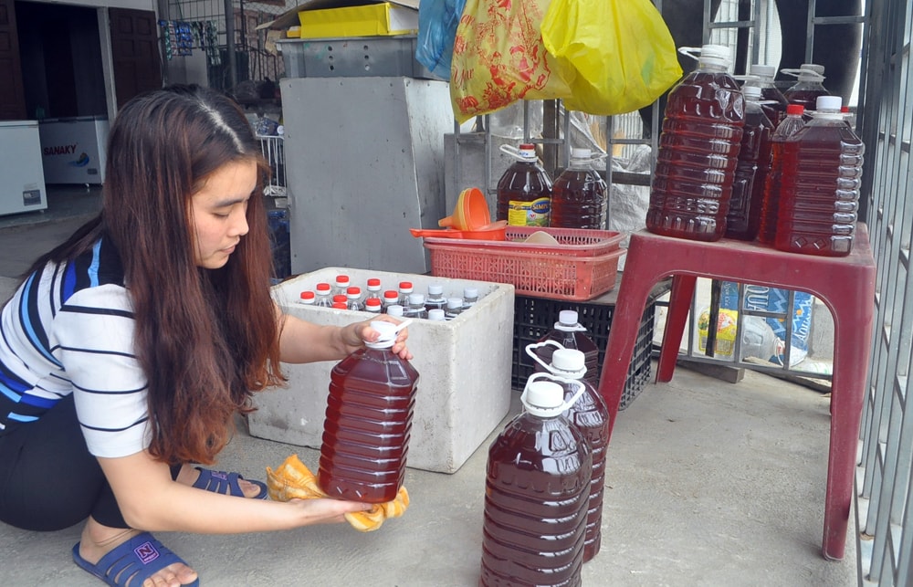 Làng nghề sản xuất, chế biến nước mắm là một trong những nghề truyền thống phát triển tốt do đầu ra ổn định, chất lượng cao. Trong ảnh: sản phẩm nước mắm tại một cơ sở làng nghề nước mắn Tân An, xã An Hòa, Quỳnh Lưu. Ảnh: Nguyễn Hải