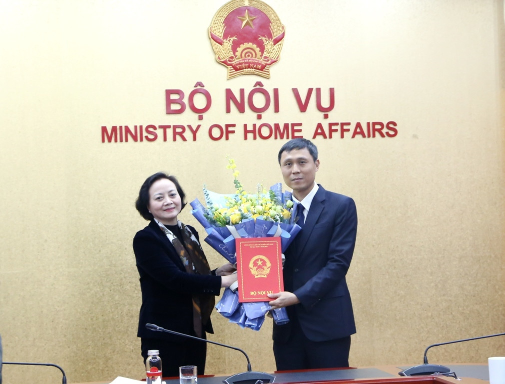 Bộ trưởng Phạm Thị Thanh Trà tặng hoa chúc mừng ông Vũ Hải Nam. Ảnh: Bộ Nội vụ