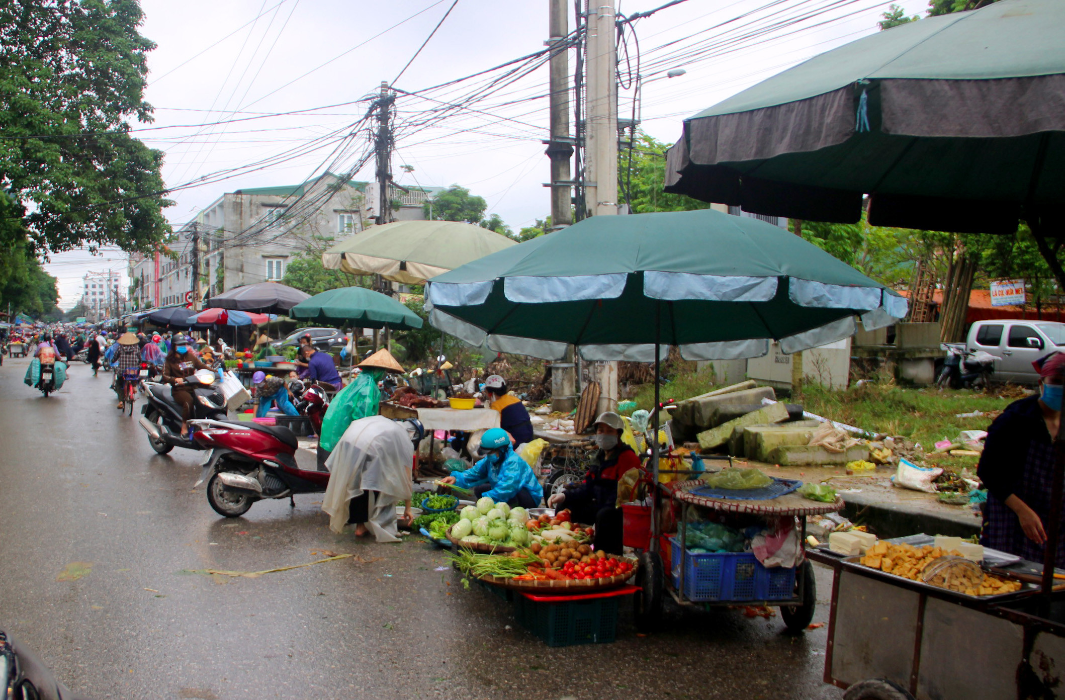 Nhiều tiểu thương chợ đầu mối không vào chợ buôn bán mà ra ngoài đường để bán tràn lan trong sáng 2/11. Ảnh: Quang An