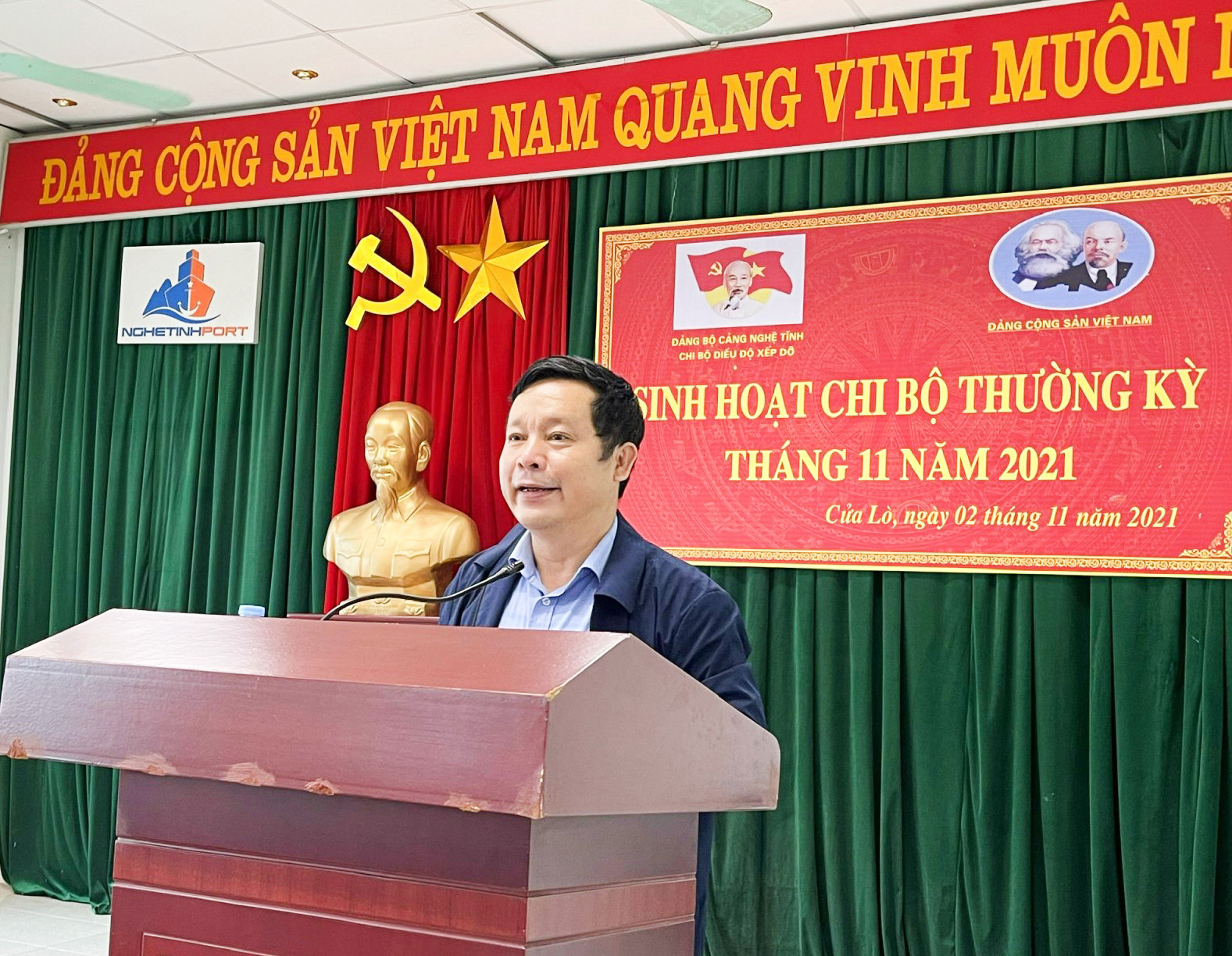 Đồng chí Lê Quốc Khánh phát biểu tại buổi sinh hoạt. Ảnh: Thanh Lê