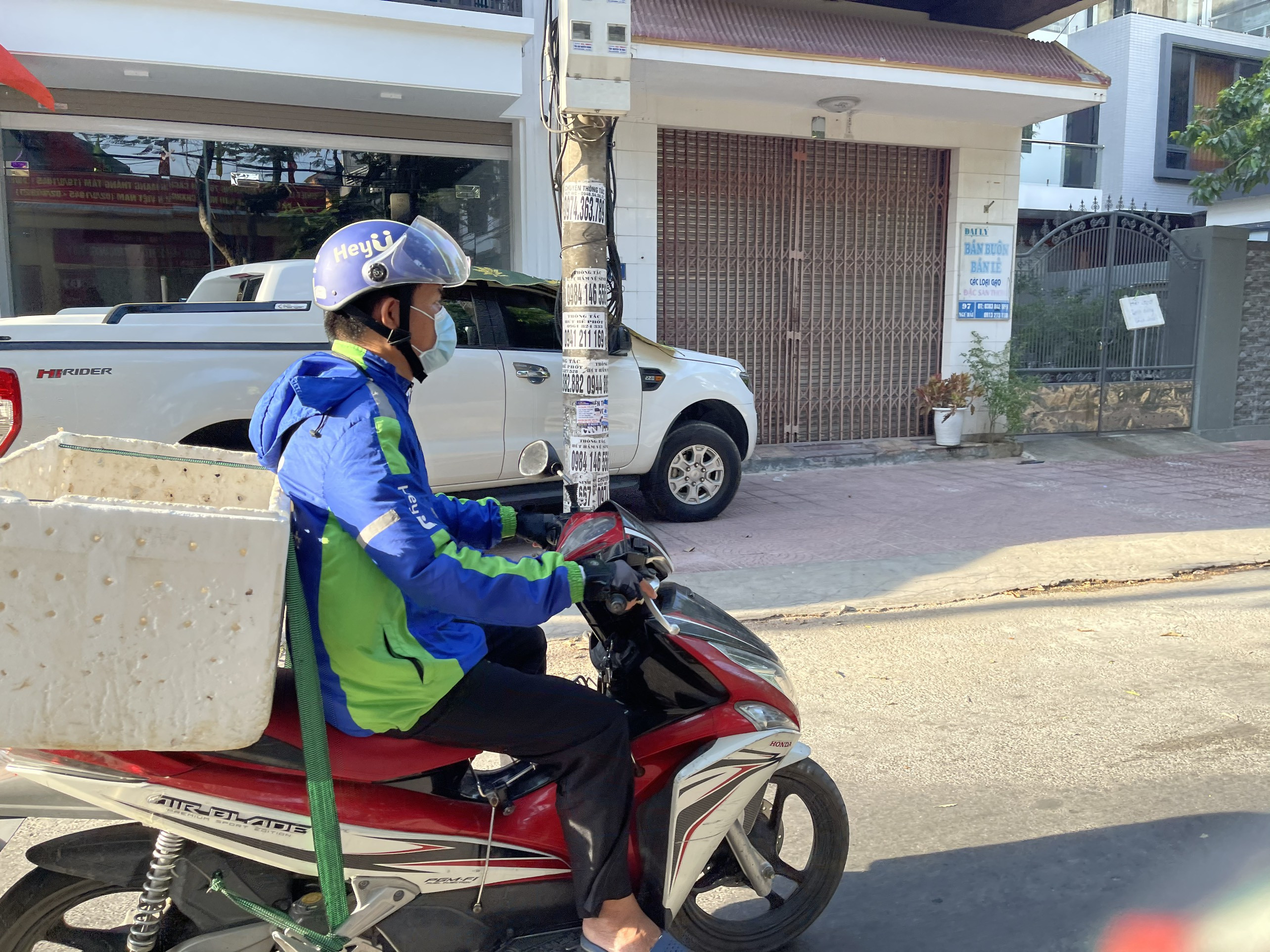 Giá xăng tăng cao kỷ lục tác động không nhỏ đến thu nhập của nhiều người dân, nhất là các doanh nghiệp vận tải. Ảnh: Thanh Phúc