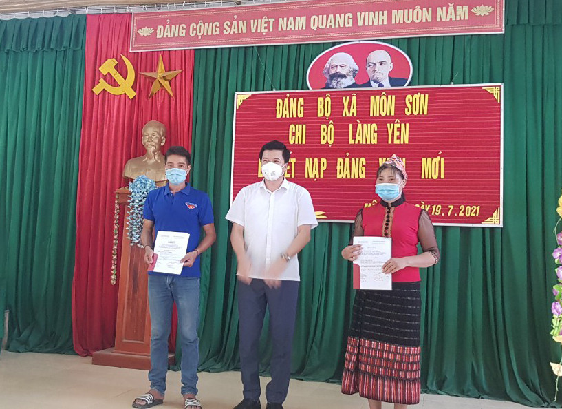 Chi bộ Làng Yên sau 6 năm đã kết nạp được đảng viên mới.