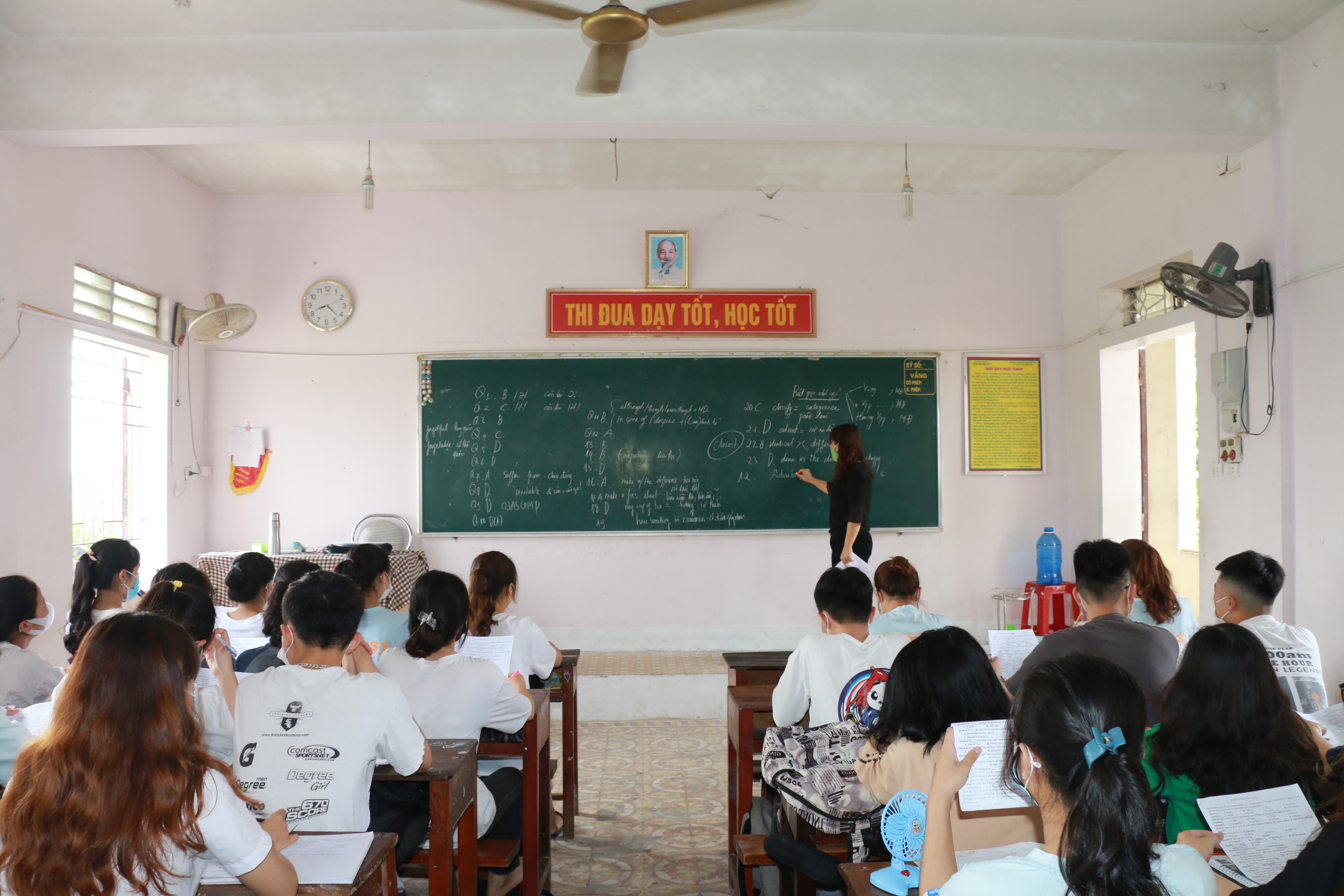 Tiết tiếng Anh của học sinh lớp 12 - Trường THPT Diễn Châu 3. Ảnh: Mỹ  Hà