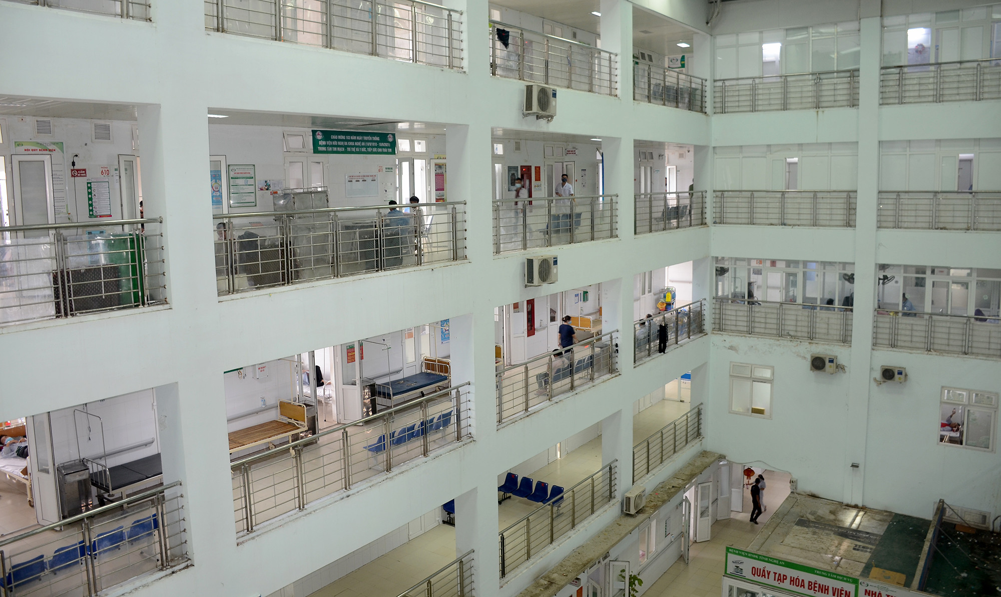 Không gian các khoa, phòng ở tòa nhà 7 tầng Bệnh viện HNĐK Nghệ An rất kín, nguy cơ khiến dịch bệnh lây lan. Ảnh Thành Chung