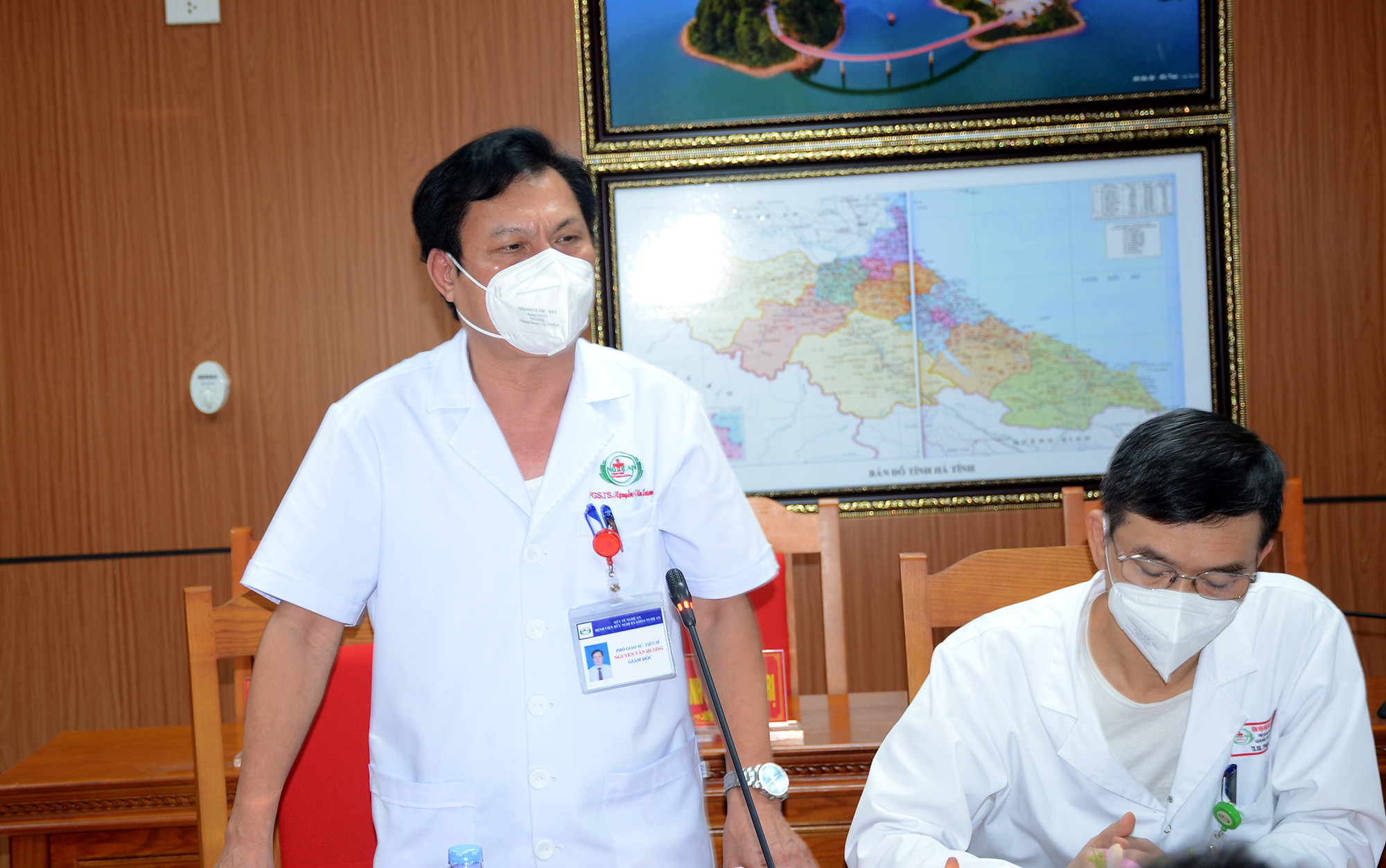 PGS.TS Nguyễn Văn Hương – Giám đốc Bệnh viện HNĐK Nghệ An báo cáo tình hình phòng chống dịch Covid-19 tại bệnh viện. Ảnh: Thành Chung