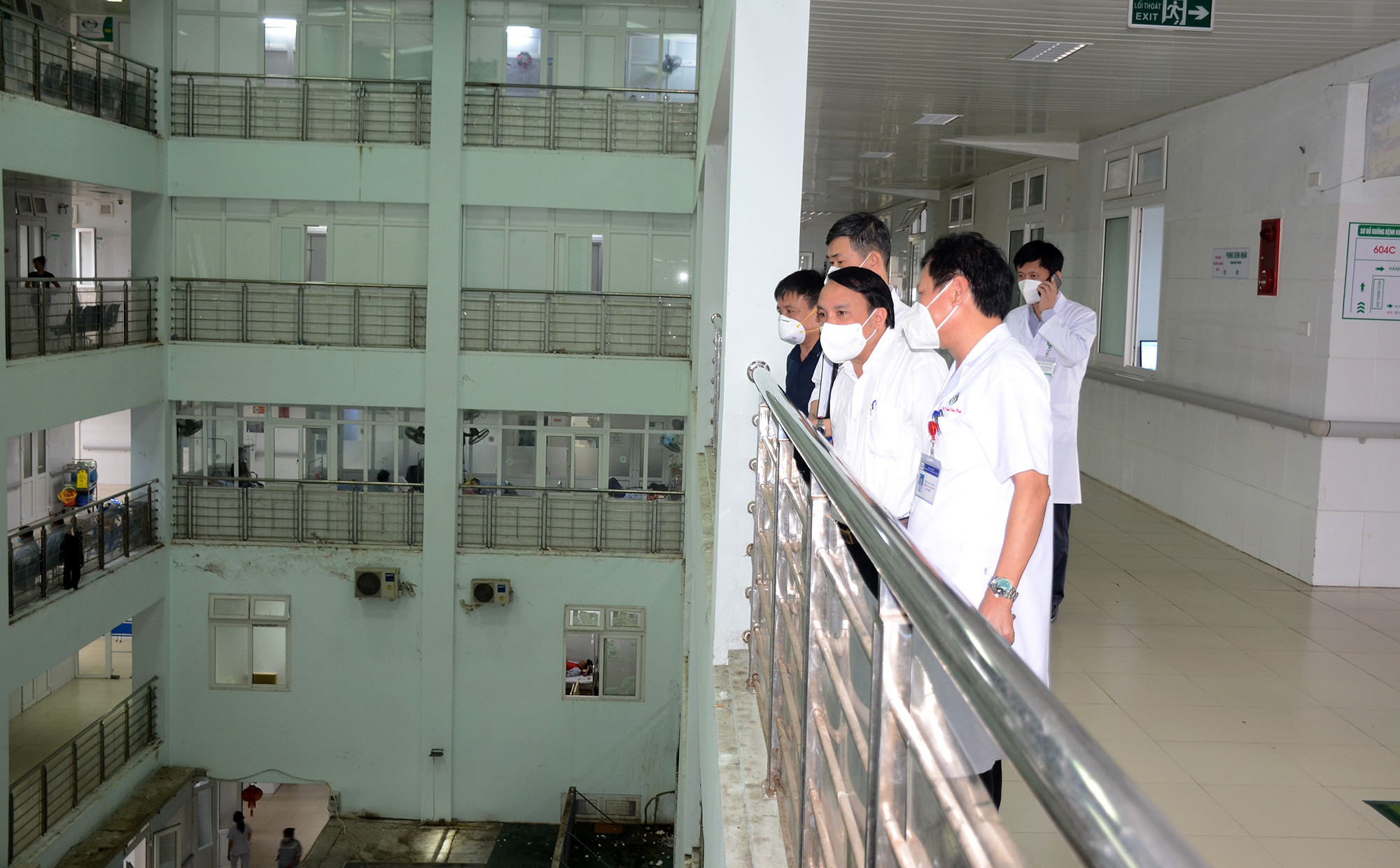 8 khoa, trung tâm của Bệnh viện HNĐK Nghệ An được yêu cầu phong tỏa trong vòng 7 ngày. Ảnh: Thành Chung