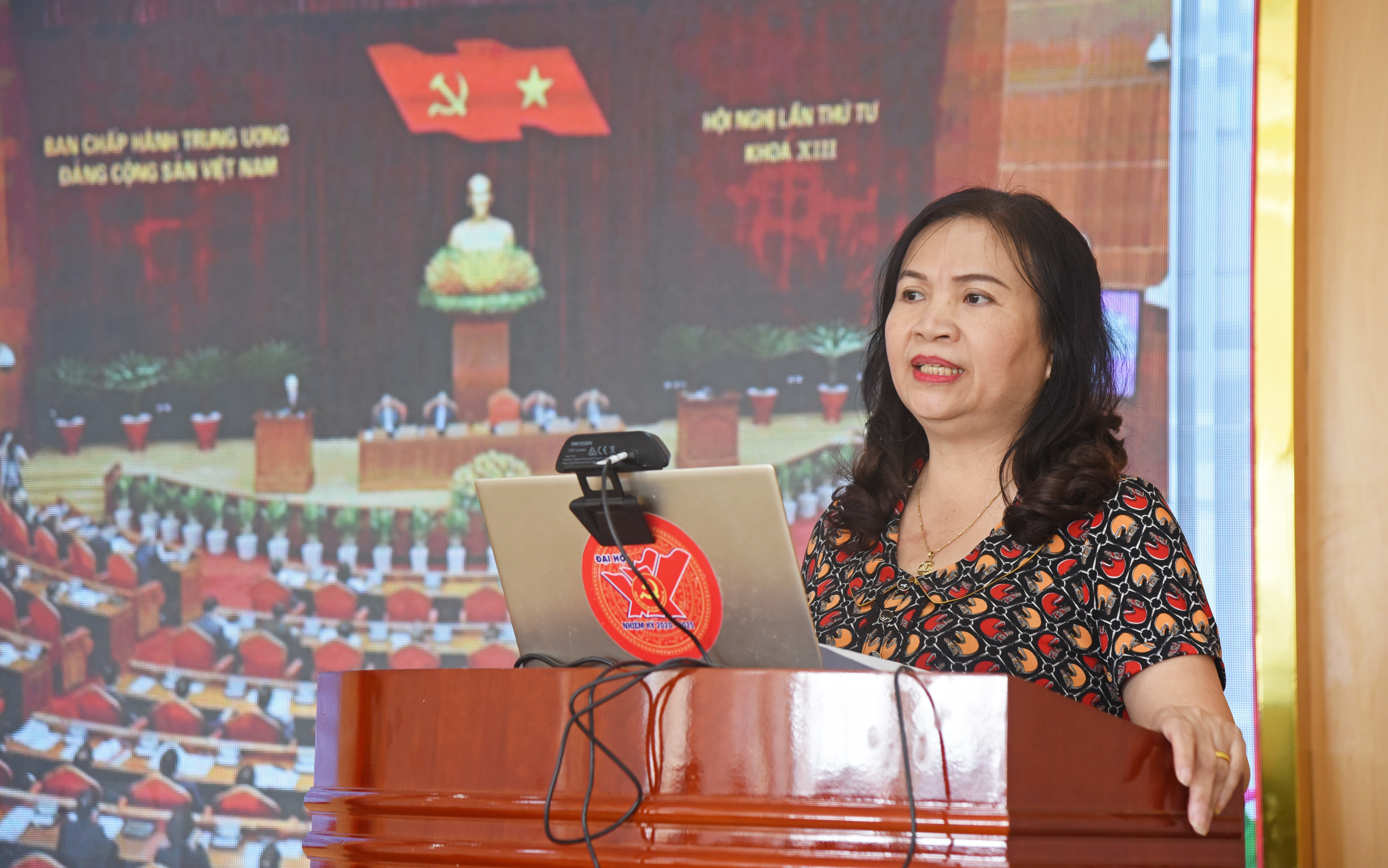 Trưởng ban Tuyên giáo Đảng ủy Khối CCQ tỉnh Lê Thị Kim Oanh quán triệt một số văn bản mới của Trung ương. Ảnh: TG