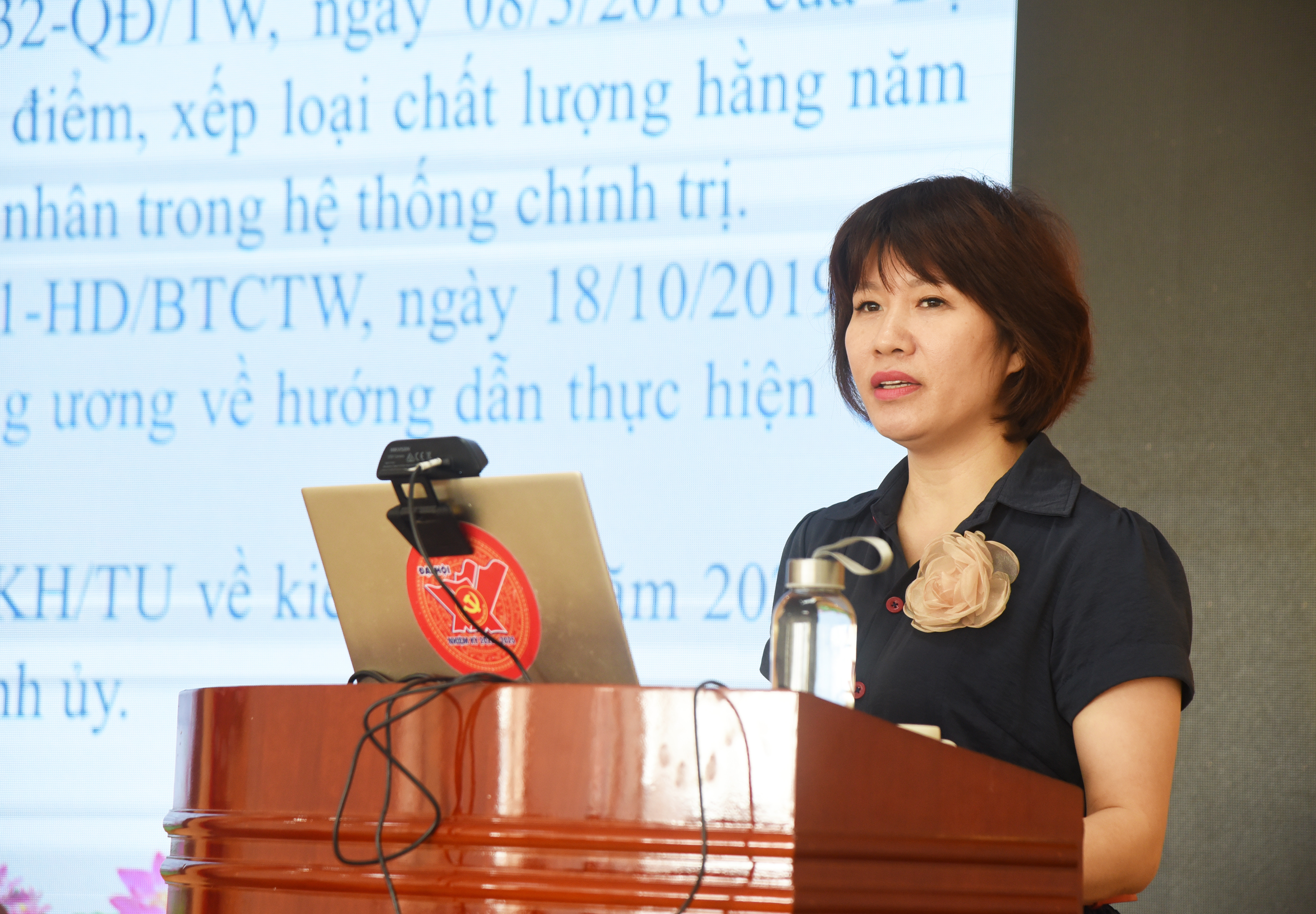 Trưởng ban Tổ chức Đảng ủy Khối CCQ tỉnh Hồ Thị Hồng Liên triển khai Hướng dẫn của Ban Thường vụ Đảng ủy Khối về tổng kết công tác xây dựng Đảng năm 2021. Ảnh: TG