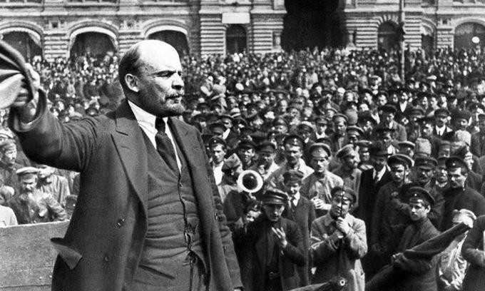 Vladimir Ilyich Lenin phát biểu trước người dân tại Petrograd năm 1917. Ảnh: Britannica.