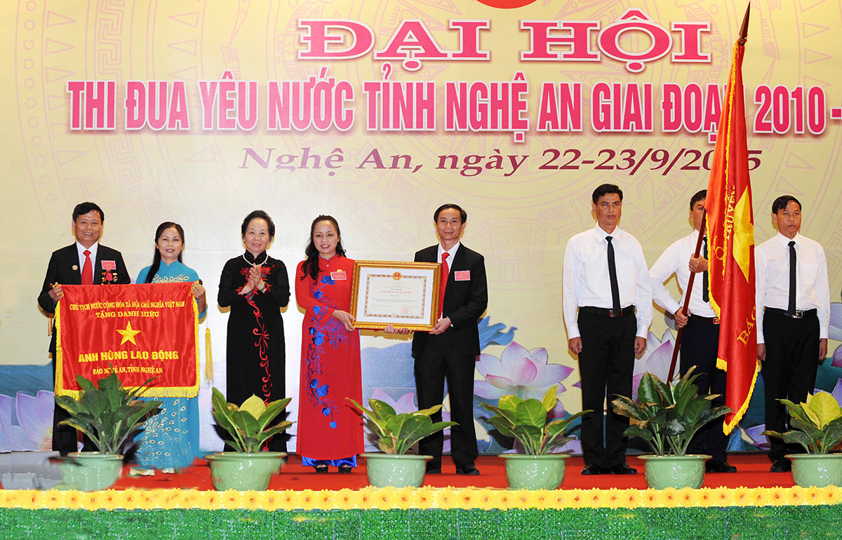 Báo Nghệ An đón nhận Danh hiệu Anh hùng Lao động thời kỳ đổi mới. Ảnh tư liệu: SM