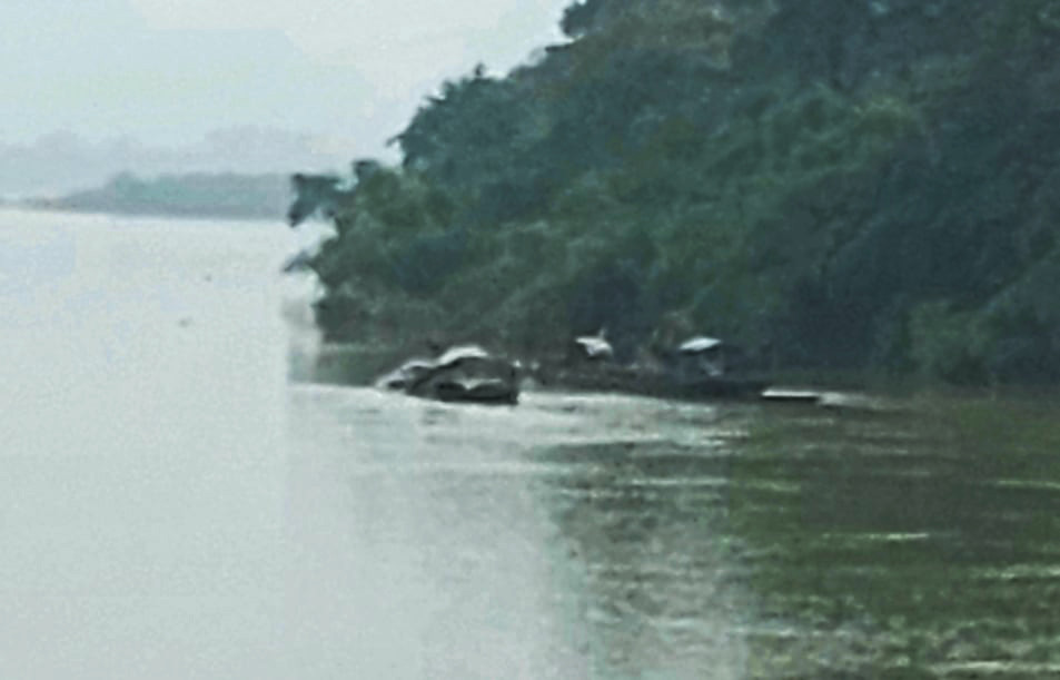Hai tàu khai thác cát trái phép trên sông Lam, địa giới xã Đại Đồng thời điểm 9h30 ngày 1/11/2021. Ảnh: NPV