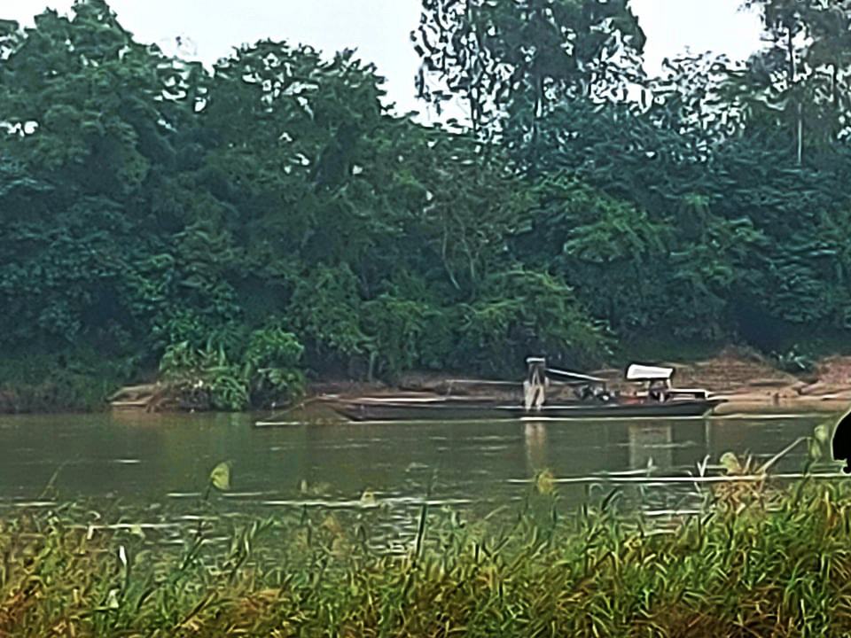 Tàu khai thác trái phép cát trên sông Lam, địa phận xã Đại Đồng trong sáng ngày 1/11/2021. Ảnh: NPV