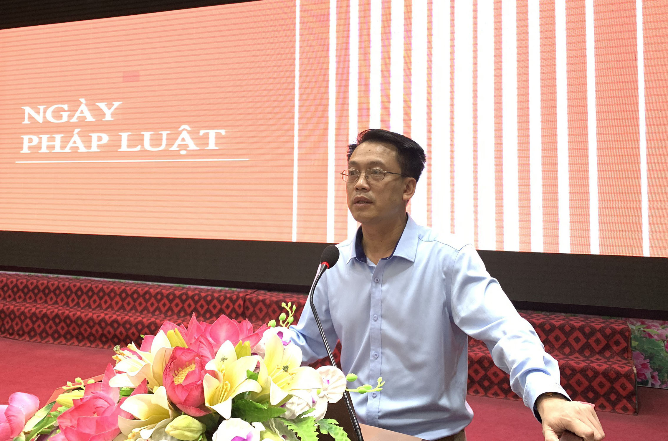 Đồng chí Nguyễn Chí Công - Phó Chủ tịch LĐLĐ tỉnh Nghệ An triển khai một số chính sách mới ban hành tại Hội nghị. Ảnh: Thanh Tùng