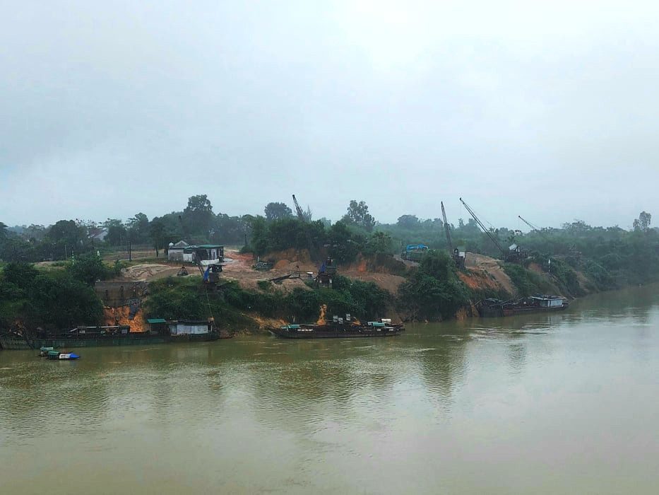 Phần lớn tàu thuyền vận chuyển, khai thác cát trên sông Lam địa bàn huyện Thanh Chương đều không mang số hiệu, không đăng ký, đăng kiểm.  Ảnh: NPV