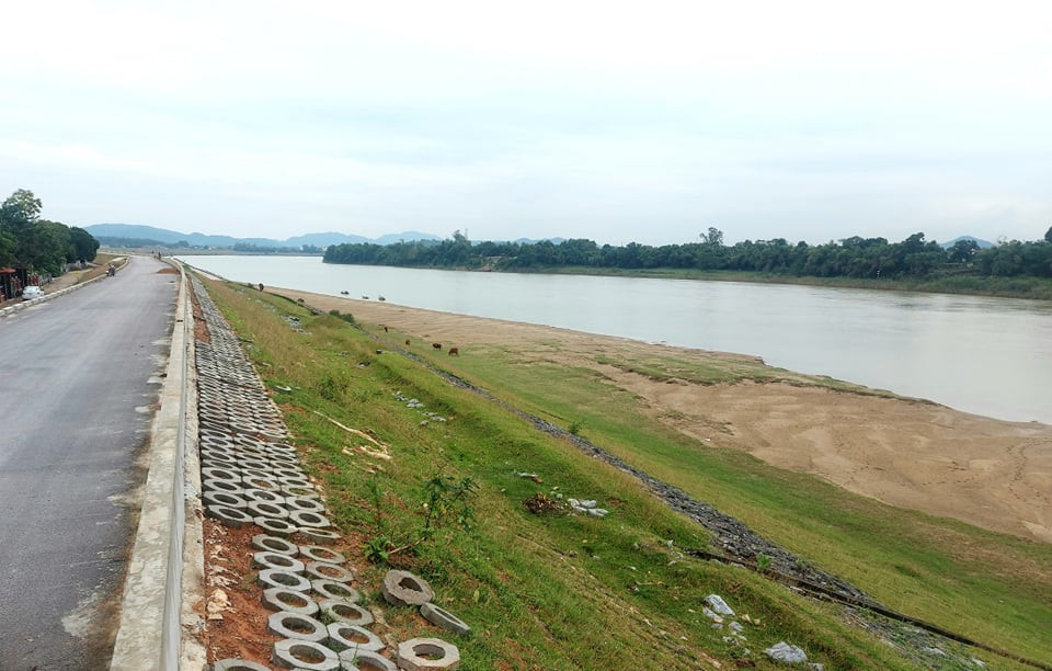 Đứng trên tuyến đê đoạn qua xã Đại Đồng, quan sát rất rõ lòng sông Lam, cũng như các hoạt động trên sông. Ảnh: NPV