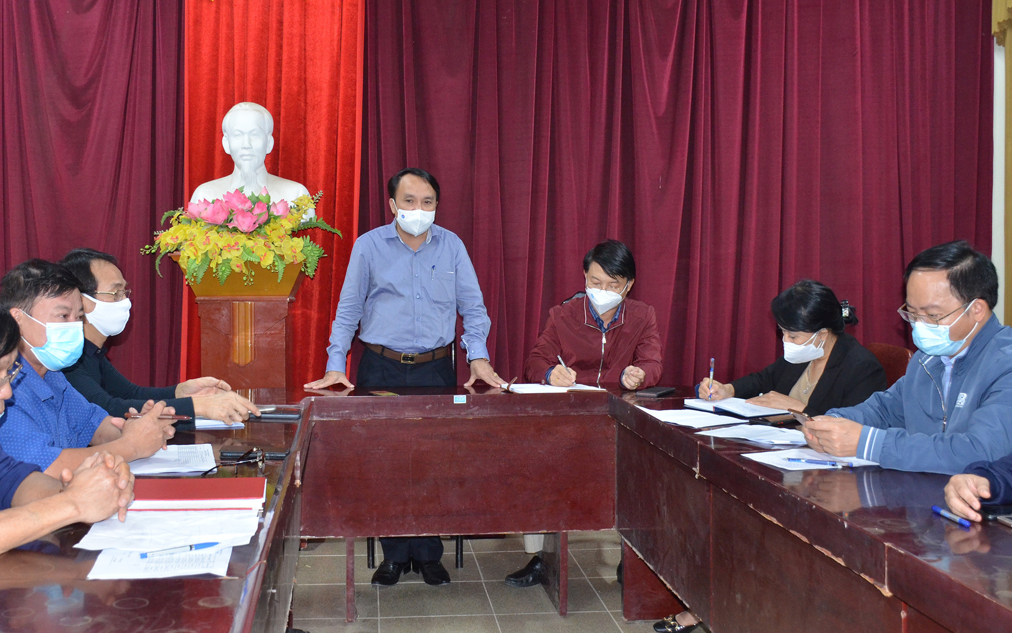Trung tâm Chỉ huy Phòng, chống dịch Covid-19 tỉnh, Sở Y tế Nghệ An có cuộc kiểm tra, họp khẩn cùng huyện Nghi Lộc. Ảnh: Thành Chung