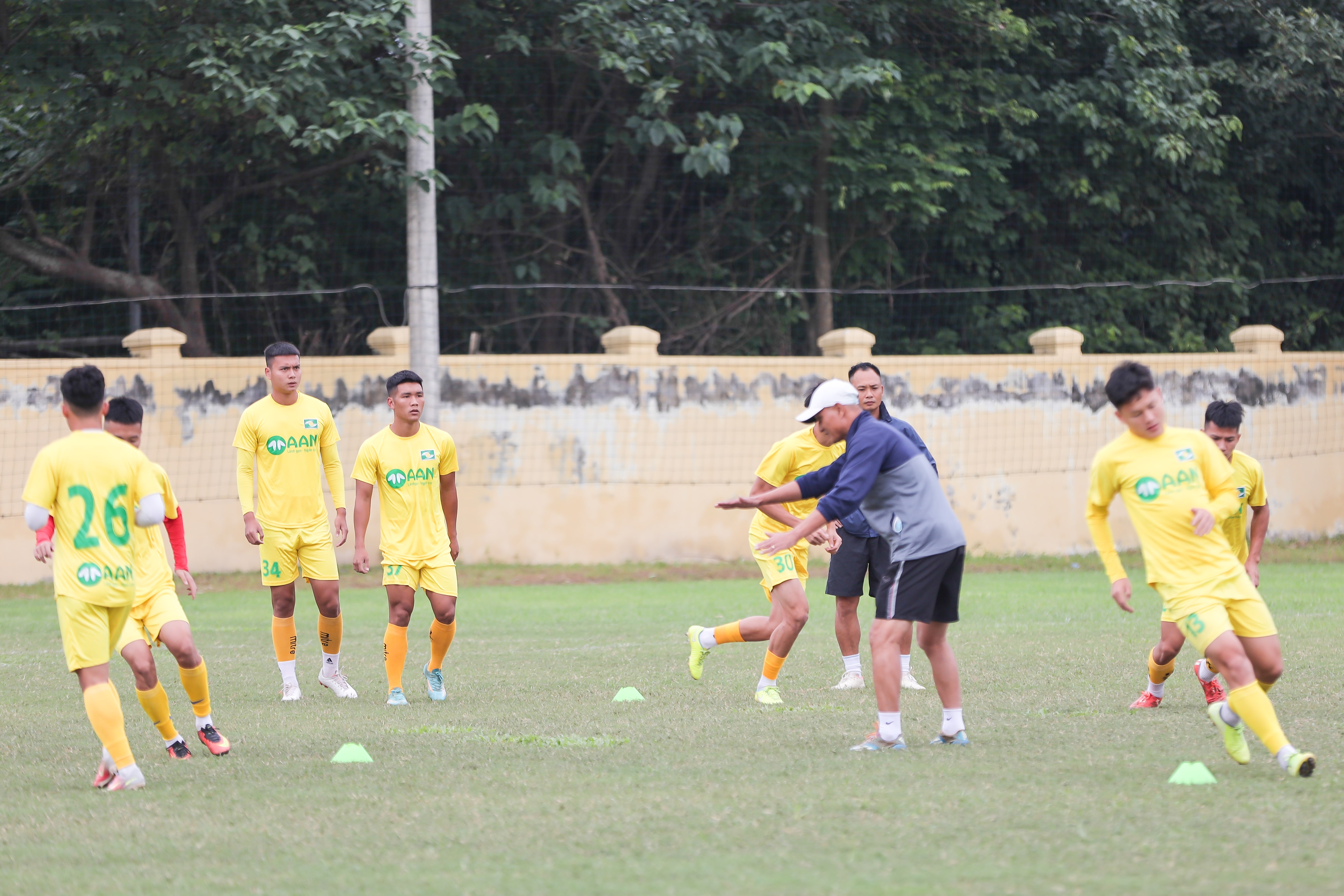 Trận đấu khép lại với tỷ số hòa 1-1. HLV Ngô Quang Trường của U21 SLNA đánh giá cao tinh thần thi đấu của các học trò. Ông khen ngợi những cầu thủ trẻ của mình chơi khá tự tin, thể lực cũng được nâng lên rõ rệt, kỹ thuật cơ bản đáp ứng được yêu cầu, tuy nhiên vẫn tồn tại một số sai lầm đến từ các cá nhân trong thời gian ngắn sắp tới ông yêu cầu toàn đội phải nỗ lực hơn nữa để hoàn thiện bản thân. HLV Quang Trường cũng đặt mục tiêu cao nhất cho U21 SLNA ở giải đấu năm nay. Ảnh: Xuân Thủy