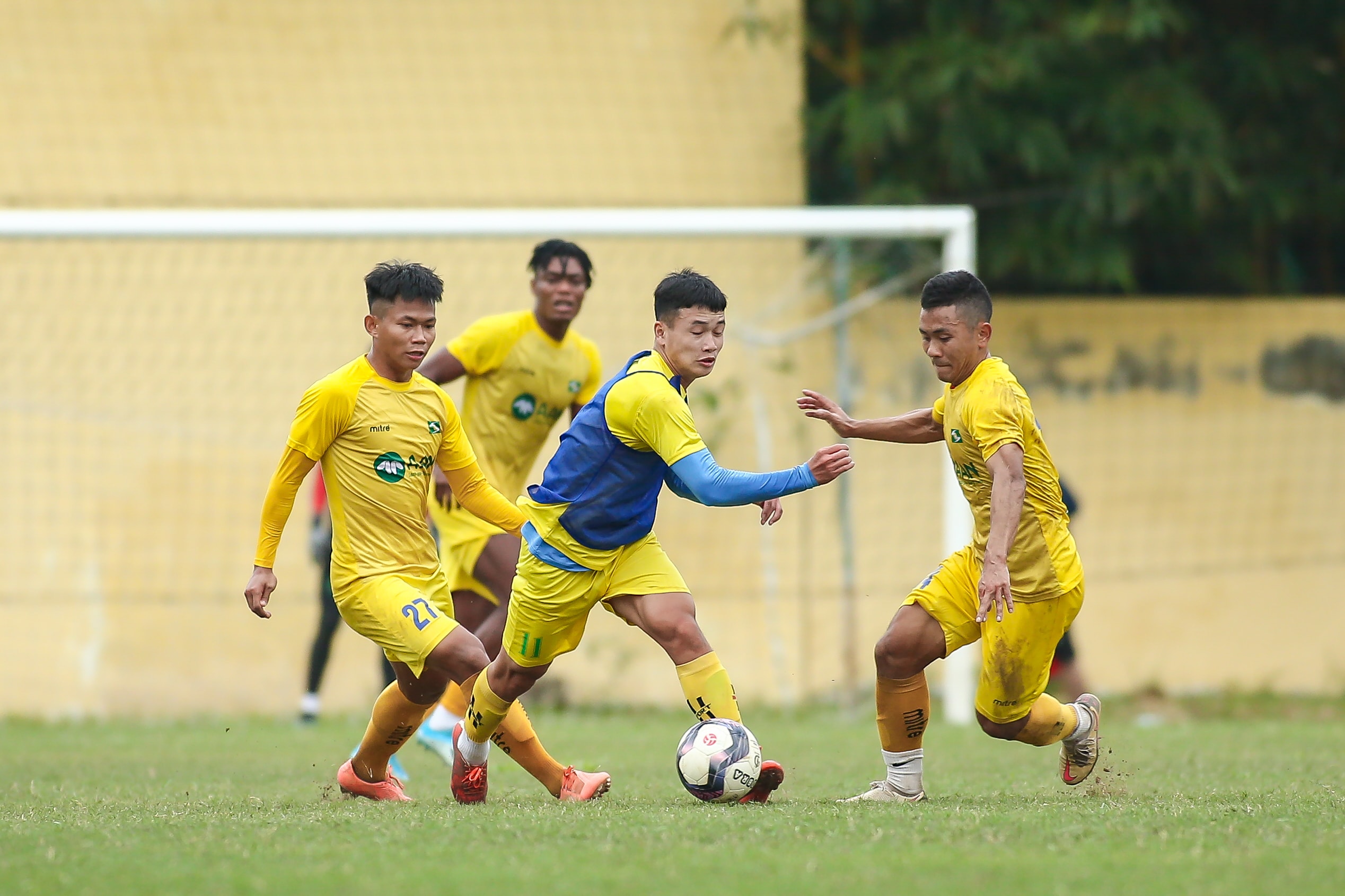 Theo đánh giá của giới chuyên môn U21 SLNA đã chơi khá ấn tượng trong trận này. Các vị trí đã tự tin thể hiện được những kỹ, chiến thuật mà BHL yêu cầu. Ảnh: Xuân Thủy