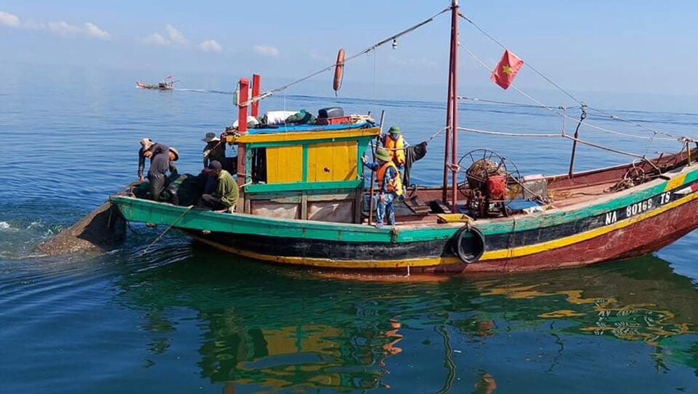 Lực lượng Kiểm ngư Nghệ An tiếp cận tàu cá ngư dân tuyên truyền và kiểm tra giấy tờ tàu cá đánh ven bờ tháng. Ảnh: N.H