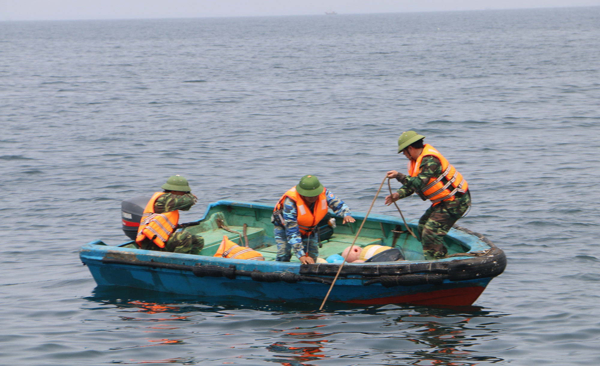 Xử lý cắt phao và ngư lưới cụ vứt lại nhằm trả lại tự nhiên cho môi trường biển. Ảnh: N.H