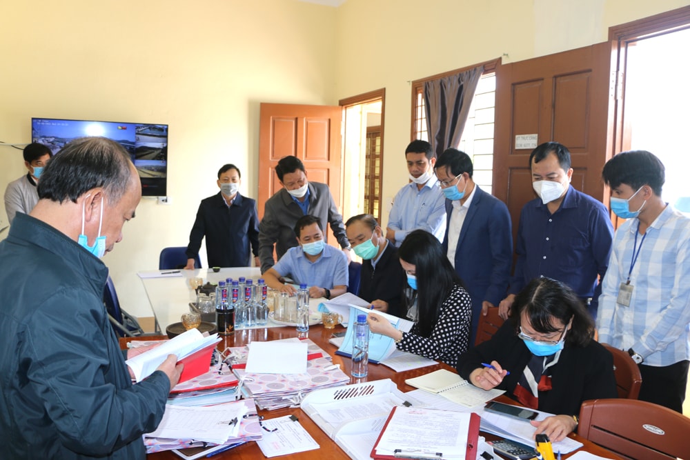 Thứ trưởng Bộ Nông nghiệp & PTNT Phùng Đức Tiến kiểm tra hồ sơ xử lý chông đánh bắt trái phép IUU tại cảng cá Lạch Cờn, Quỳnh Phương, Tx Hoàng Mai. Ảnh: Nguyễn Hải