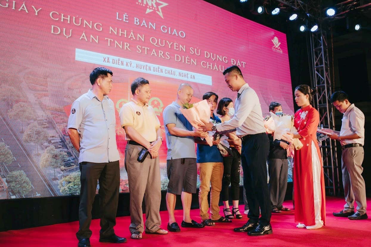TNR Stars Diễn Châu tặng hoa chào đón những cư dân đầu tiên tại dự án