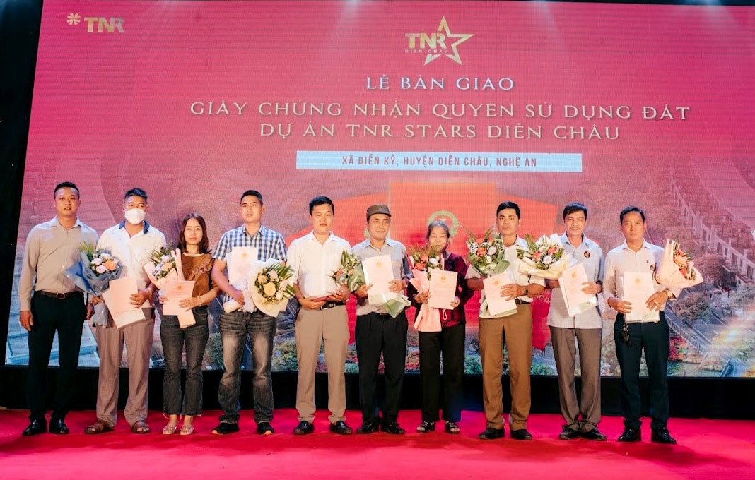 Khách hàng nhận Giấy chứng nhận quyền sử dụng đất