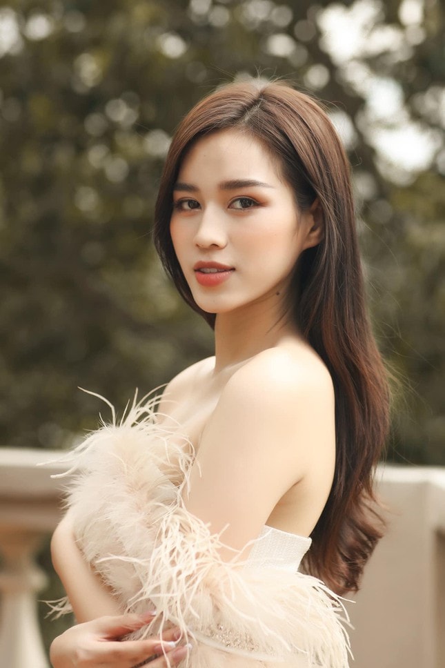 Cô cho biết sẽ có khoảng 10 nhà thiết kế đồng hành với mình trong quá trình dự thi Miss World.