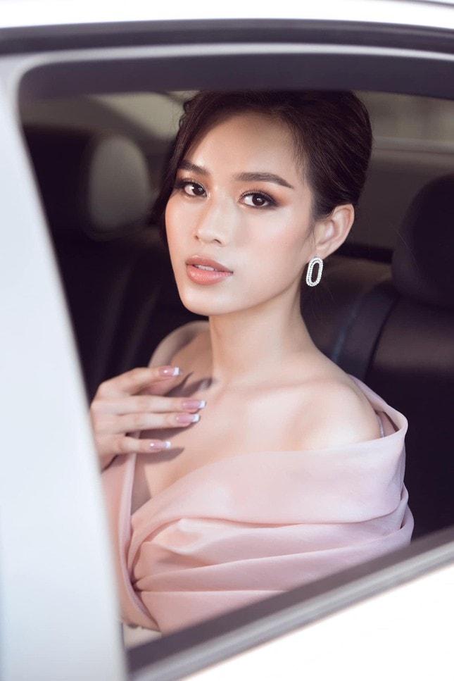 Giờ đây cô đã hoàn toàn tự tin vào khả năng giao tiếp của mình.