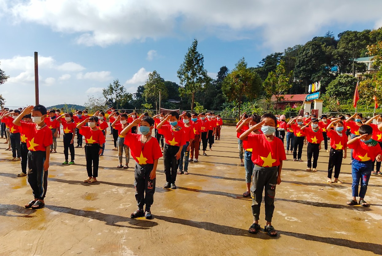 Ngoài 19 trường PT DTBT THCS, huyện Kỳ Sơn có 42 trường tiểu học tổ chức bán trú. Các trường này đã dồn học sinh lớp 3 – 5 từ điểm lẻ về điểm chính. Đồng thời cho các em ăn, ở bán trú tại trường từ thứ 2 - 6. Dù tỉnh Nghệ An chưa có mô hình trường tiểu học bán trú, nhưng đây là nỗ lực của các cơ sở giáo dục vùng cao, nhằm tập trung học sinh, tập trung nguồn lực đáp ứng yêu cầu dạy học chương trình phổ thông mới. Ảnh: Đức Anh