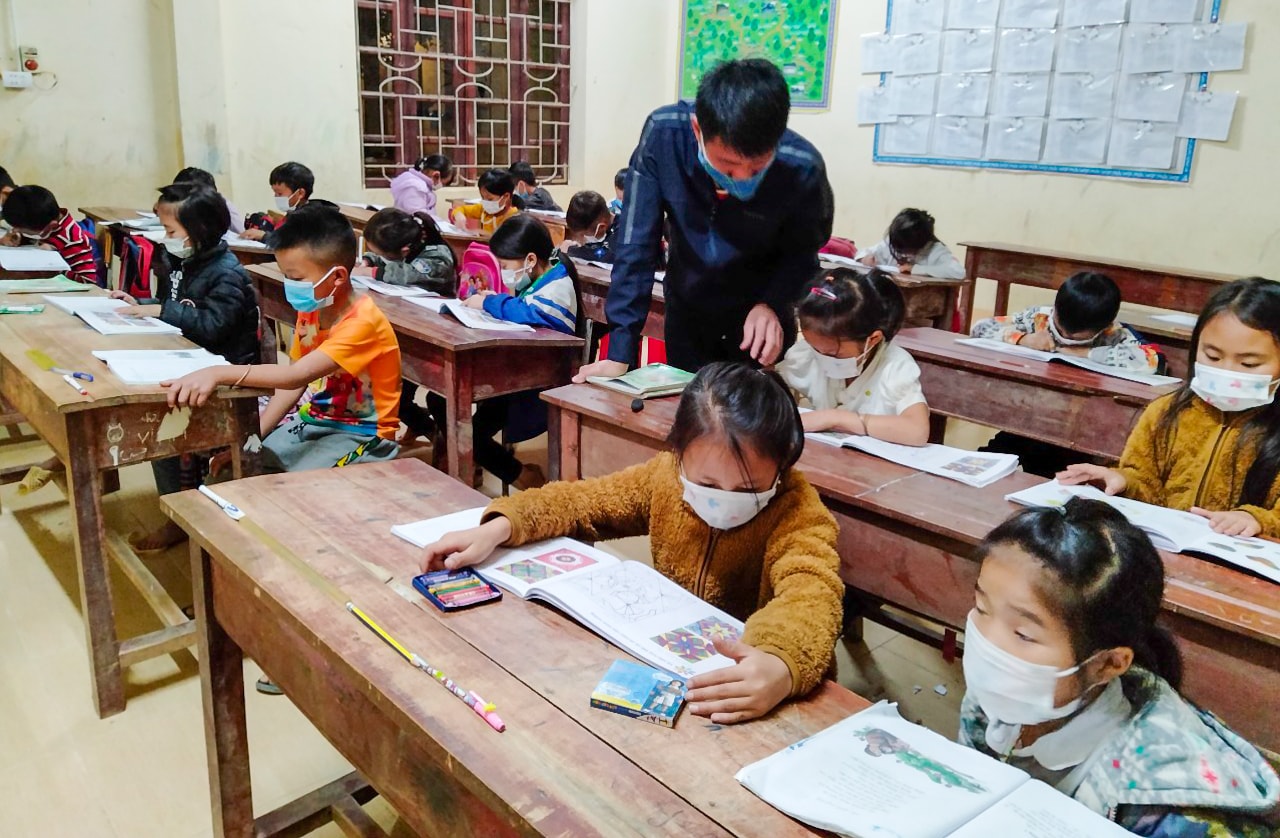 Năm học 2021 – 2022 là năm thứ 2, Trường Tiểu học Đoọc Mạy (huyện Kỳ Sơn, Nghệ An) tổ chức bán trú. Có 68 học sinh từ lớp 3 đến lớp 5 ở các bản lẻ Huồi Viêng, Phà Nọi, Nọng Hán được đưa về trường chính. Đóng tại xã biên giới xa xôi, khó khăn, điều kiện cơ cở vật chất của trường còn nhiều thiếu thốn. Nhưng các giáo viên nơi đây đang nỗ lực từng ngày nhằm nâng cao chất lượng dạy và học cho các em học sinh. Ảnh: Đức Anh
