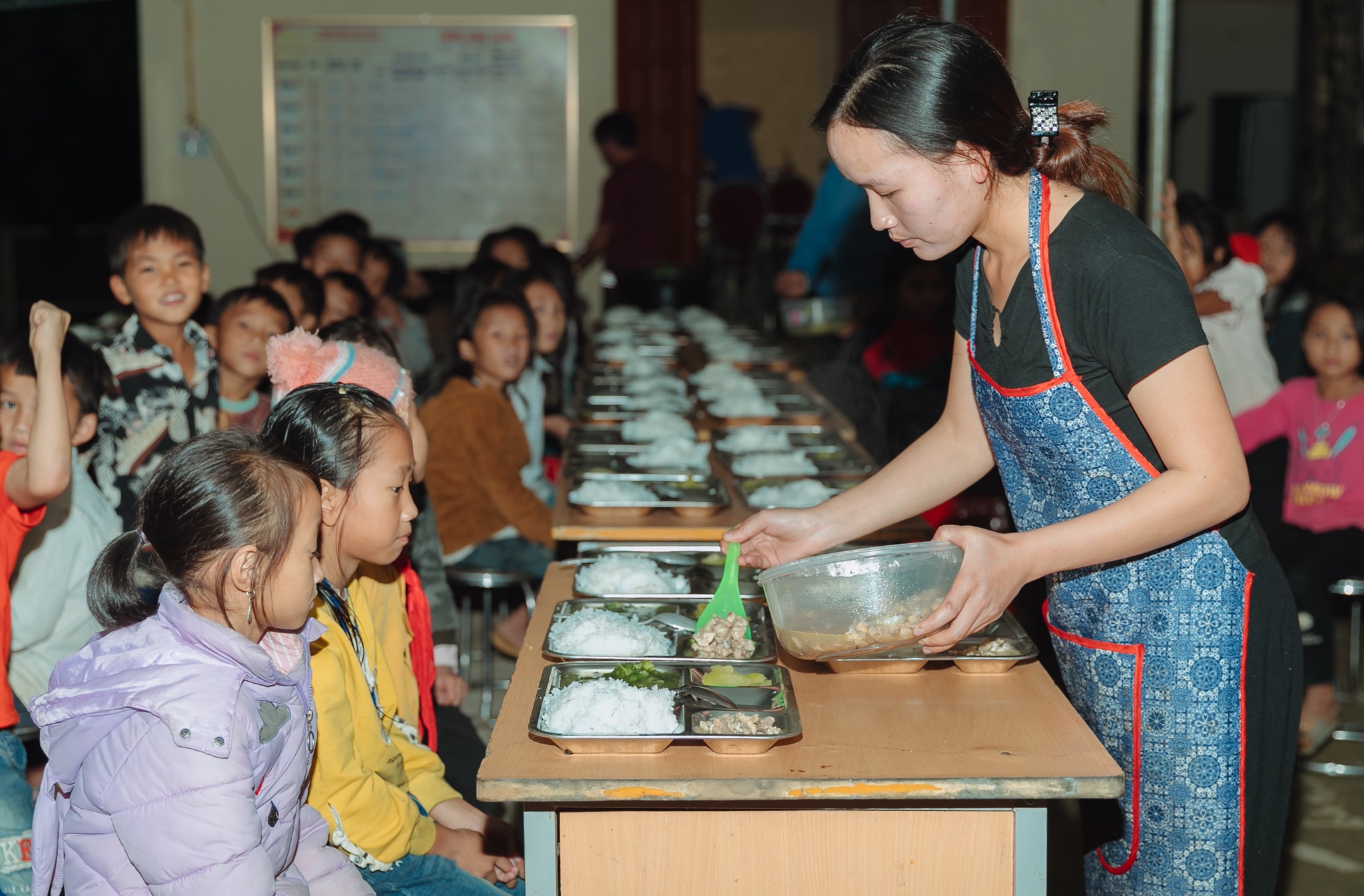 Nhà trường đã hợp đồng với cô nuôi để nấu ăn cho các em học sinh, tuy nhiên vẫn phải cắt cử thêm các giáo viên để hỗ trợ. Ngoài ra các giáo viên còn phải đóng vai trò như người bố người mẹ thứ 2 để chăm lo cho các em từ bữa ăn đến giấc ngủ. Ảnh: Đức Anh