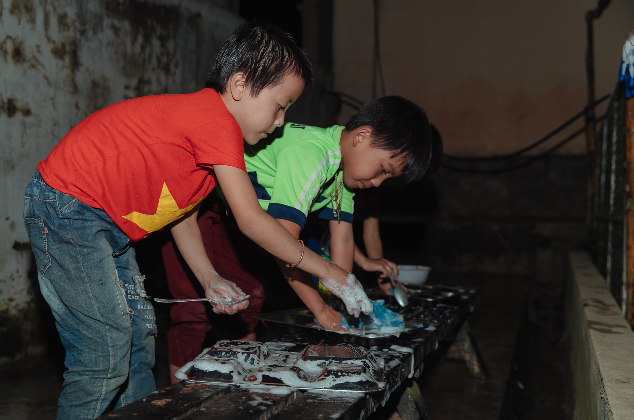 Sau bữa ăn các em tự rửa bát, lau khay, quét dọn điều này tạo cho các em tính tự lập, qua đó nâng cao kỹ năng sống cho học sinh. Ảnh: Đức Anh