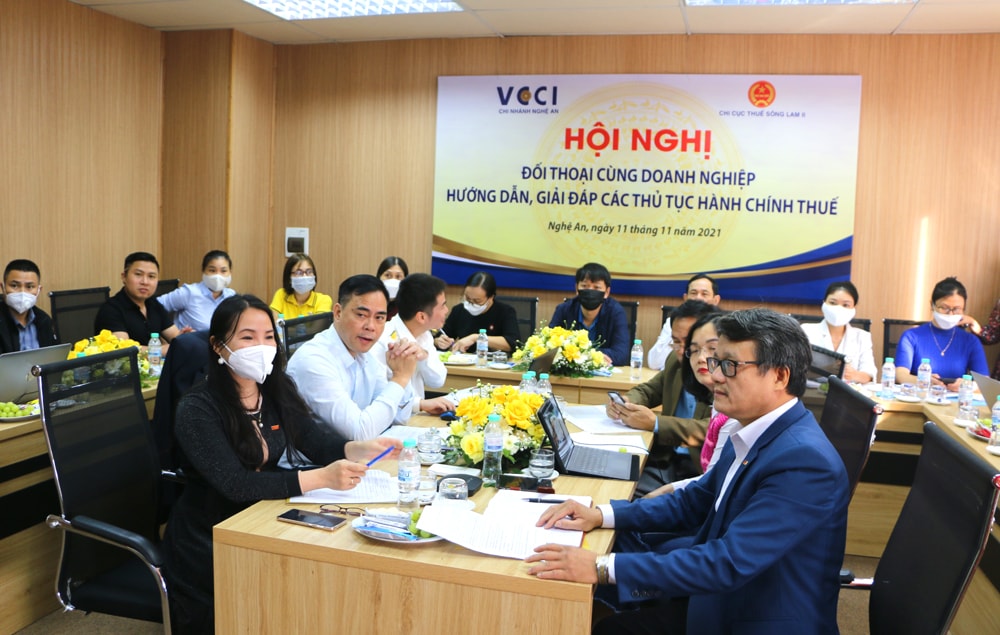 Đại diện Cục thuế, Chi nhánh VCCI Nghệ An và các Hiệp hội doanh nghiệp, Hội lữ hành tỉnh dự đối thoại tại điểm cầu VCCI Nghệ An (TP Vinh). Ảnh: Nguyển Hải