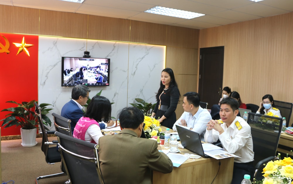 Bà Đào Thúy Hoa - Phó Giám đốc Phụ trách Chi nhánh VCCI Nghệ An phát biểu khai mạc nêu rõ mục đích, ý nghĩa của việc mở hội nghị đối thoại về thuế nhằm gỡ khó cho các DN, hộ cá thể vào dịp cuối năm quyết toán thuế. Ảnh: Nguyễn Hải