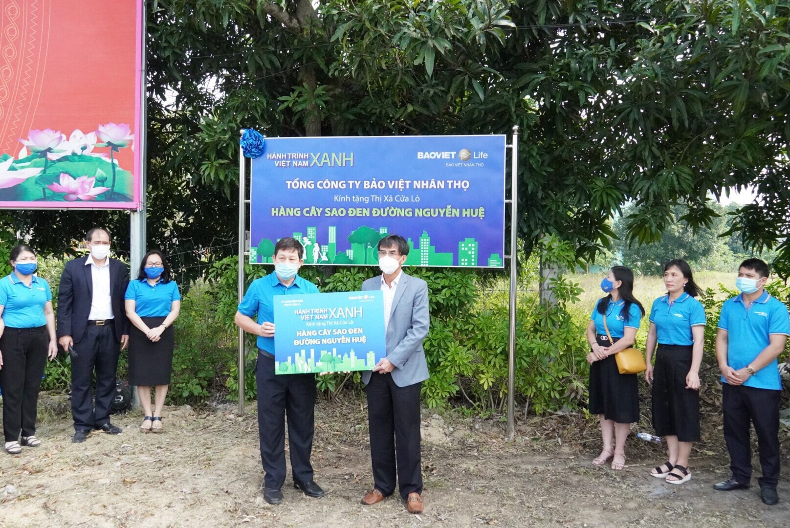 Ông Nguyễn Chí Bắc - Giám đốc Công ty Bảo Việt Nhân thọ Nghệ An trao biểu trưng tặng 100 cây sao đen cho ông Doãn Tiến Dũng- Chủ tịch UBND Thị xã Cửa Lò. Ảnh: P.V